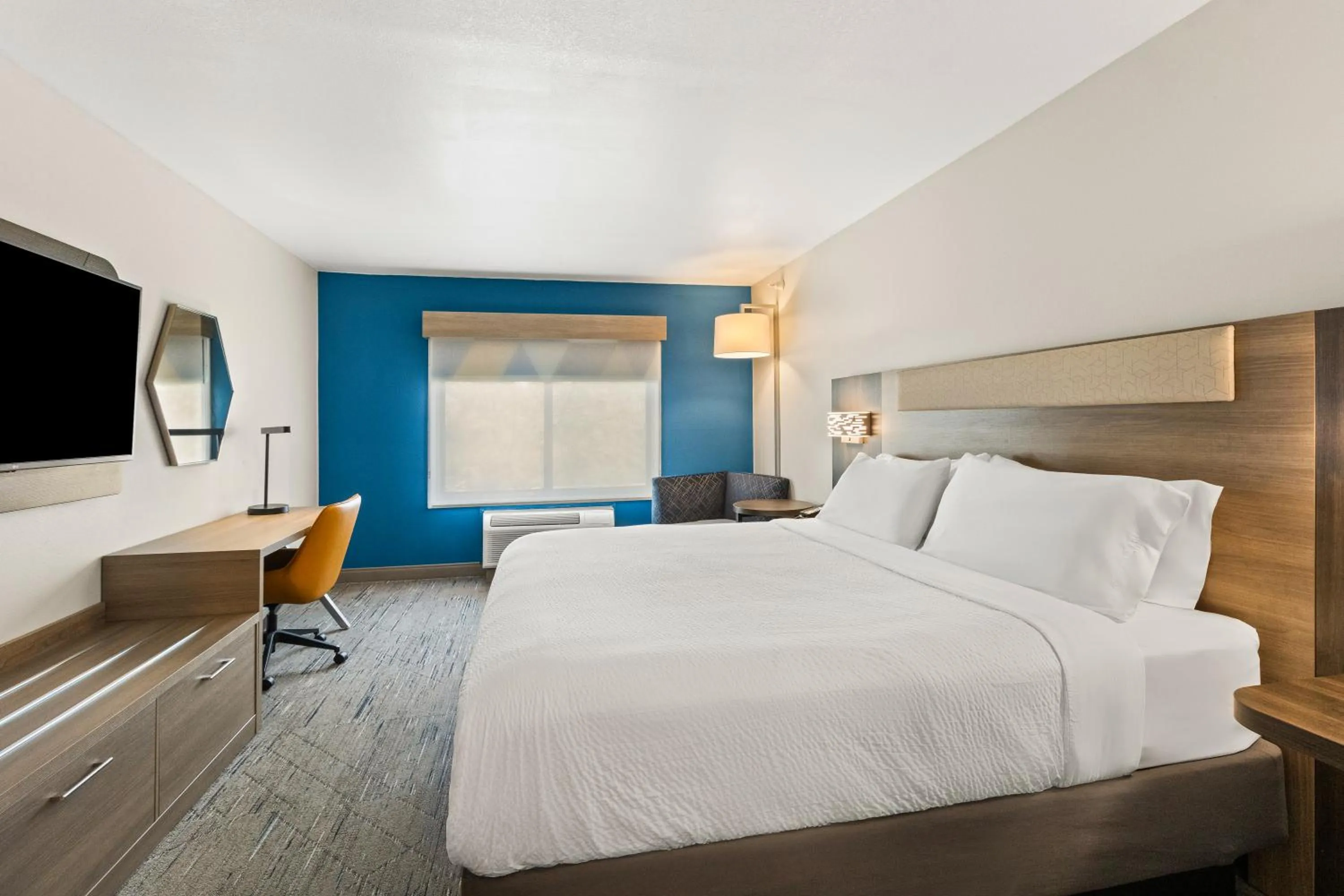Bedroom, Bed in Holiday Inn Express & Suites Fairmont by IHG