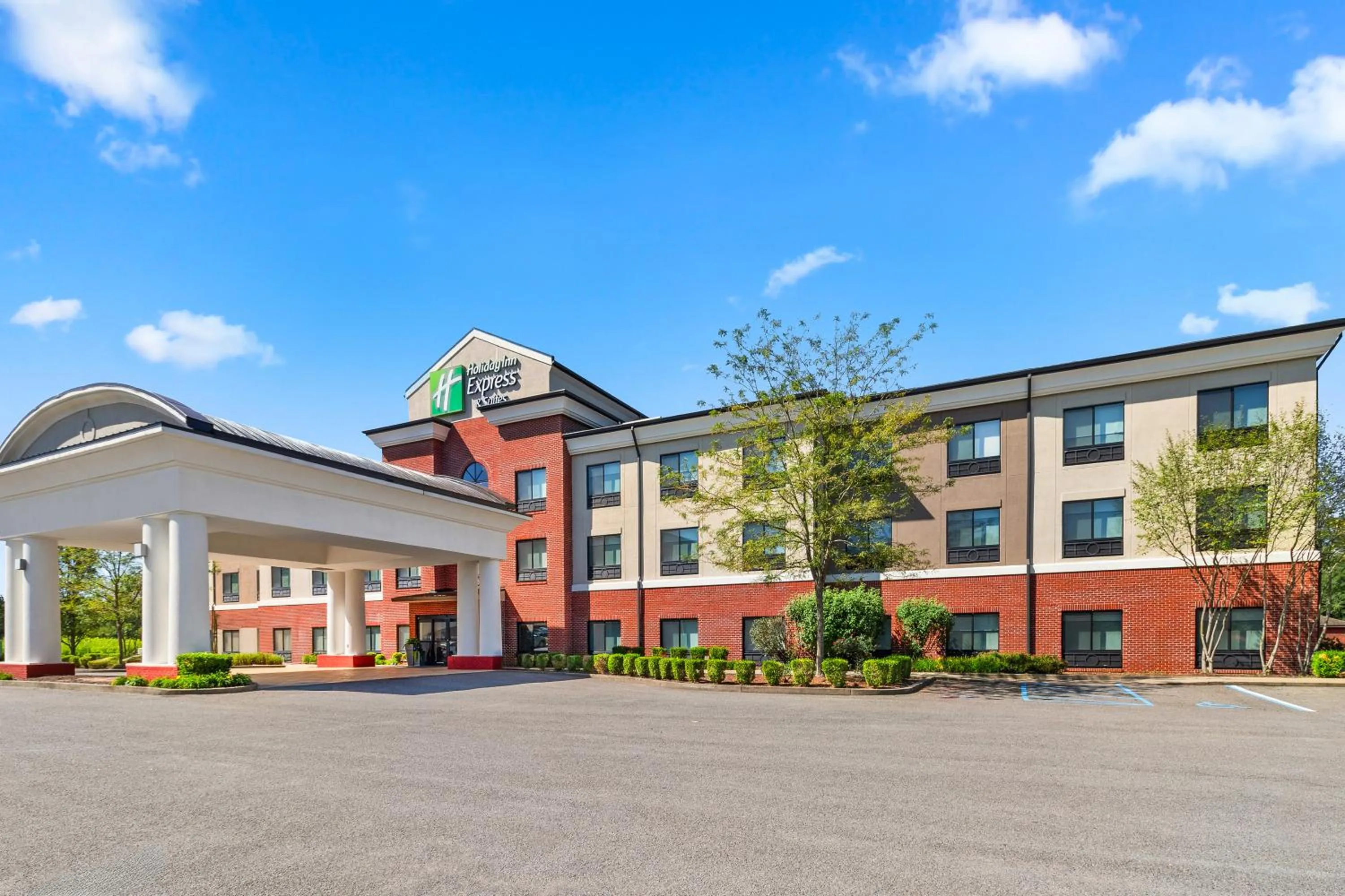 Property building in Holiday Inn Express & Suites Fairmont by IHG
