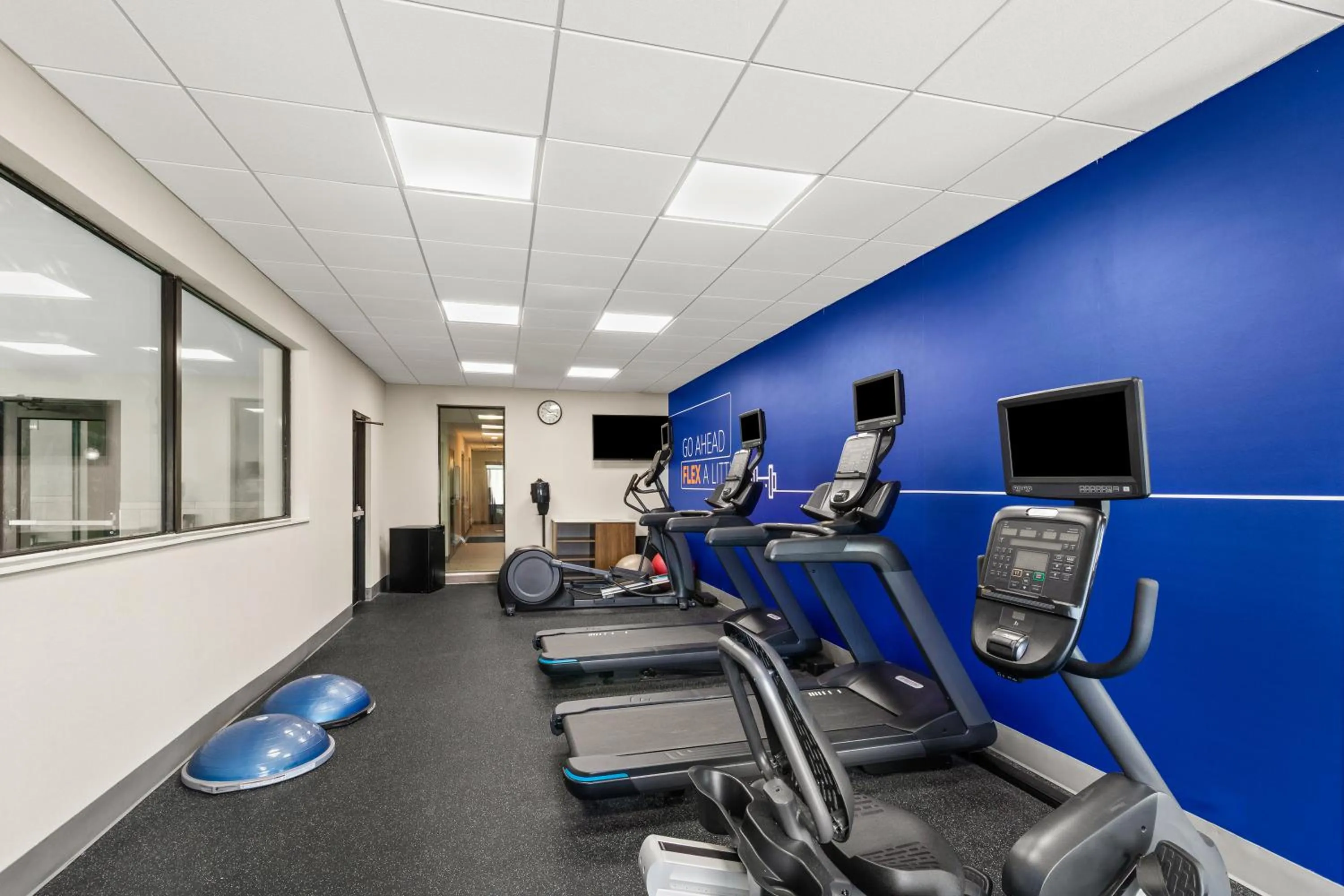 Fitness centre/facilities in Holiday Inn Express & Suites Fairmont by IHG