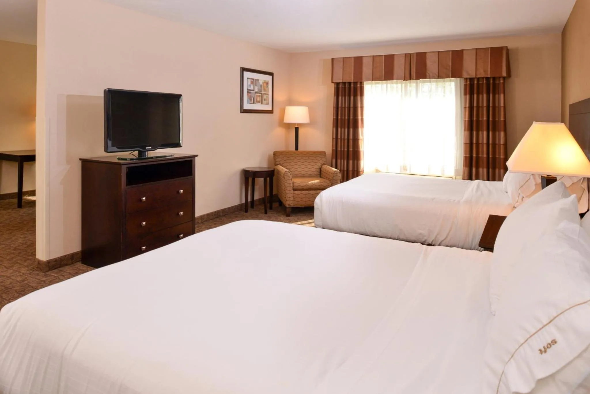 Photo of the whole room, Bed in Holiday Inn Express & Suites Fairmont by IHG