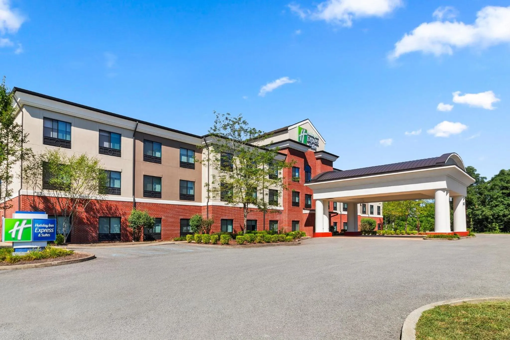 Property building in Holiday Inn Express & Suites Fairmont by IHG