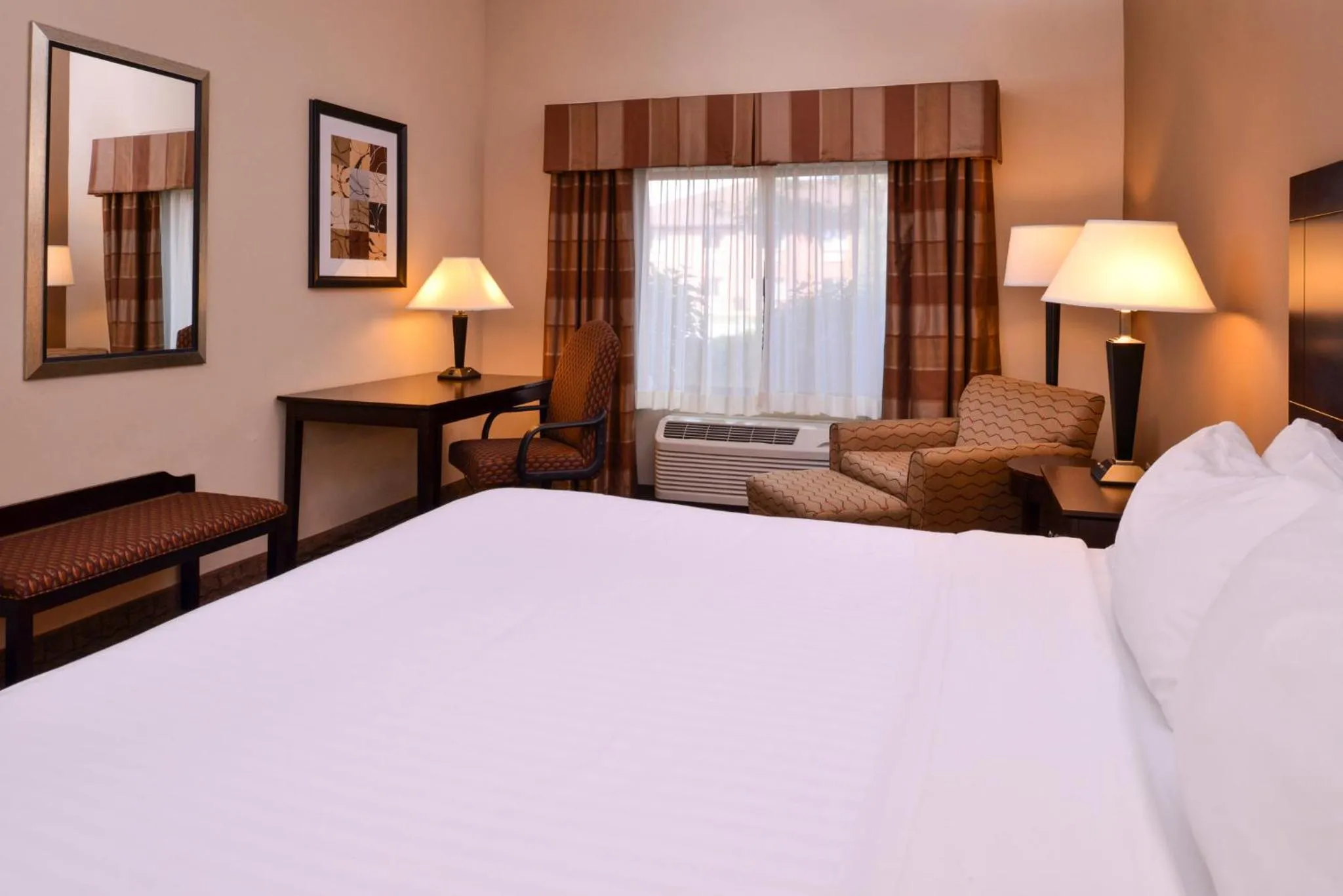 Photo of the whole room, Bed in Holiday Inn Express & Suites Fairmont by IHG