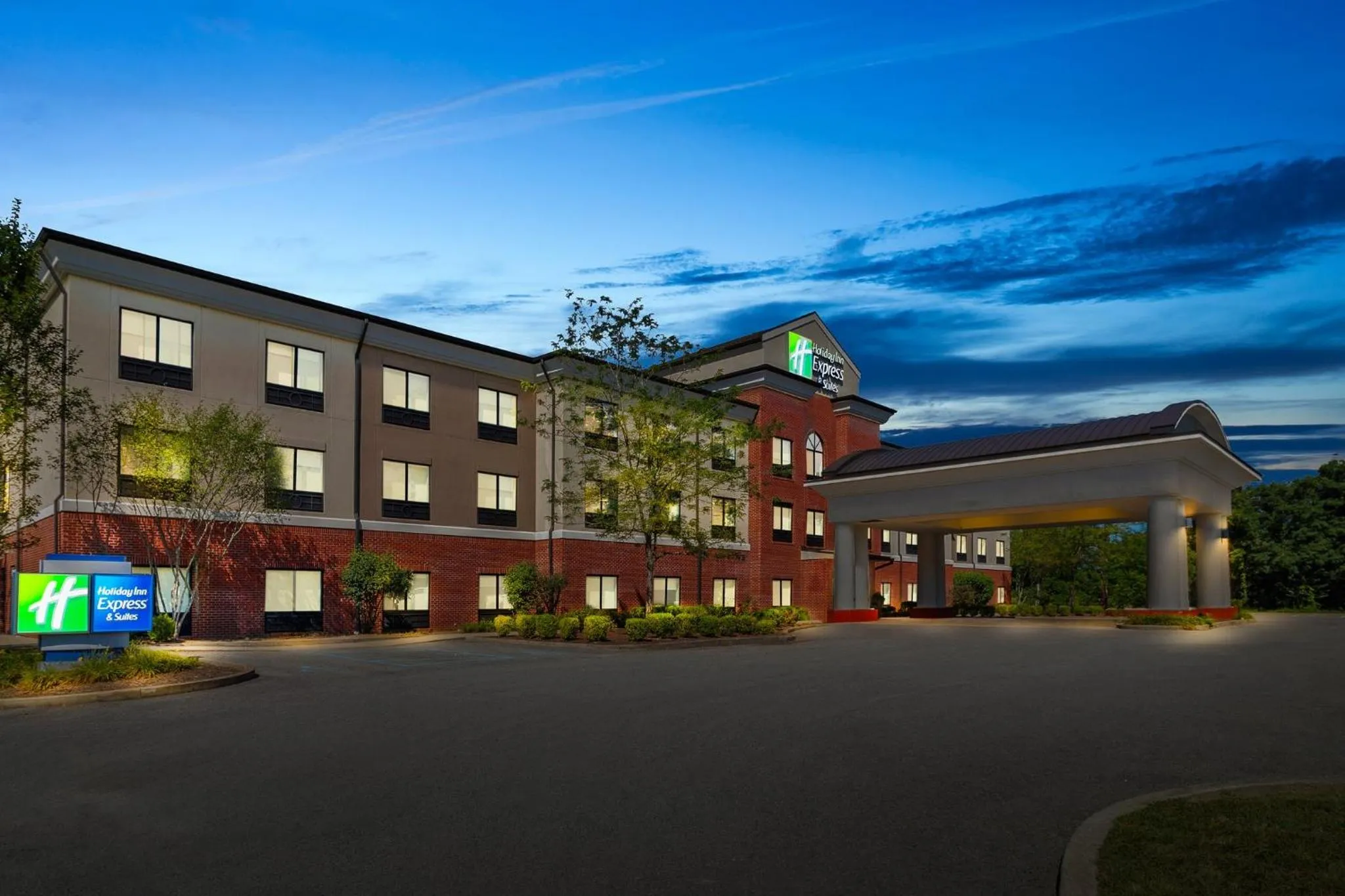 Property building in Holiday Inn Express & Suites Fairmont by IHG