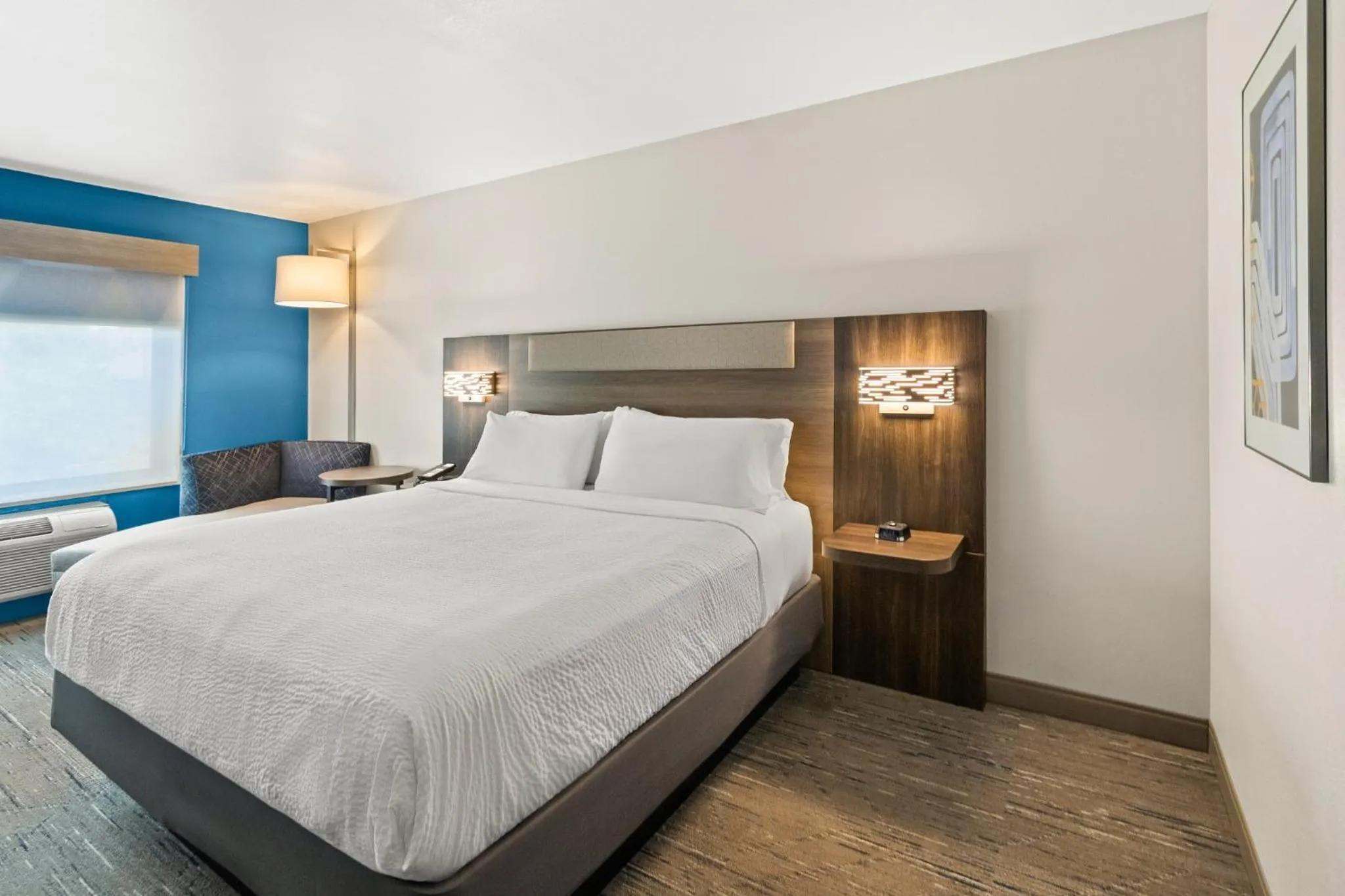 Photo of the whole room, Bed in Holiday Inn Express & Suites Fairmont by IHG