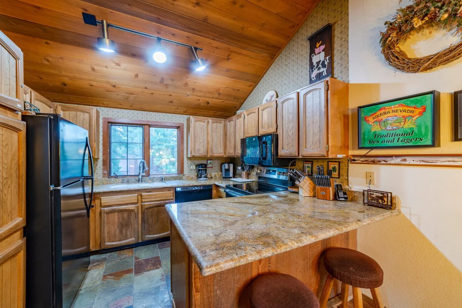 Kitchen or kitchenette in Austria Hof Lodge