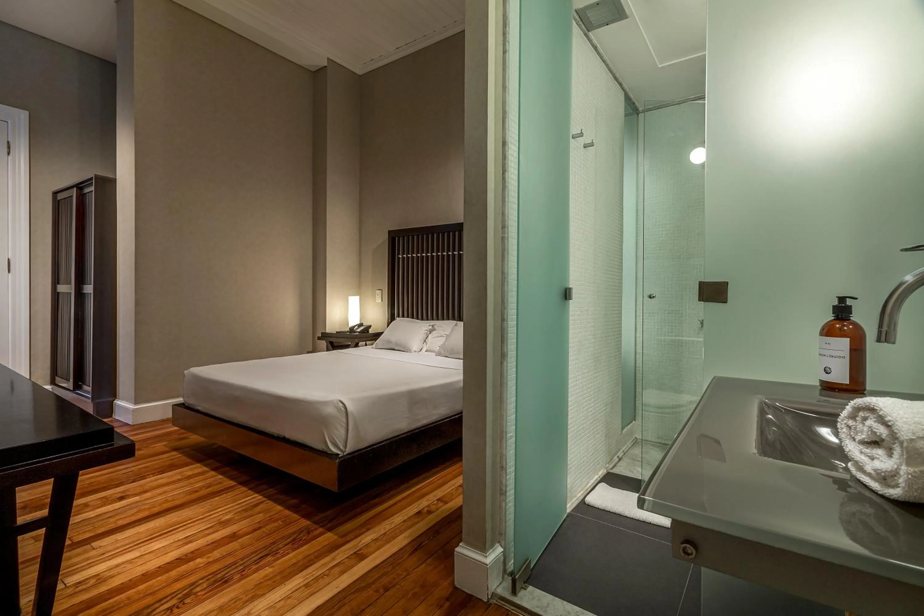 Bathroom, Bed in Patios de San Telmo