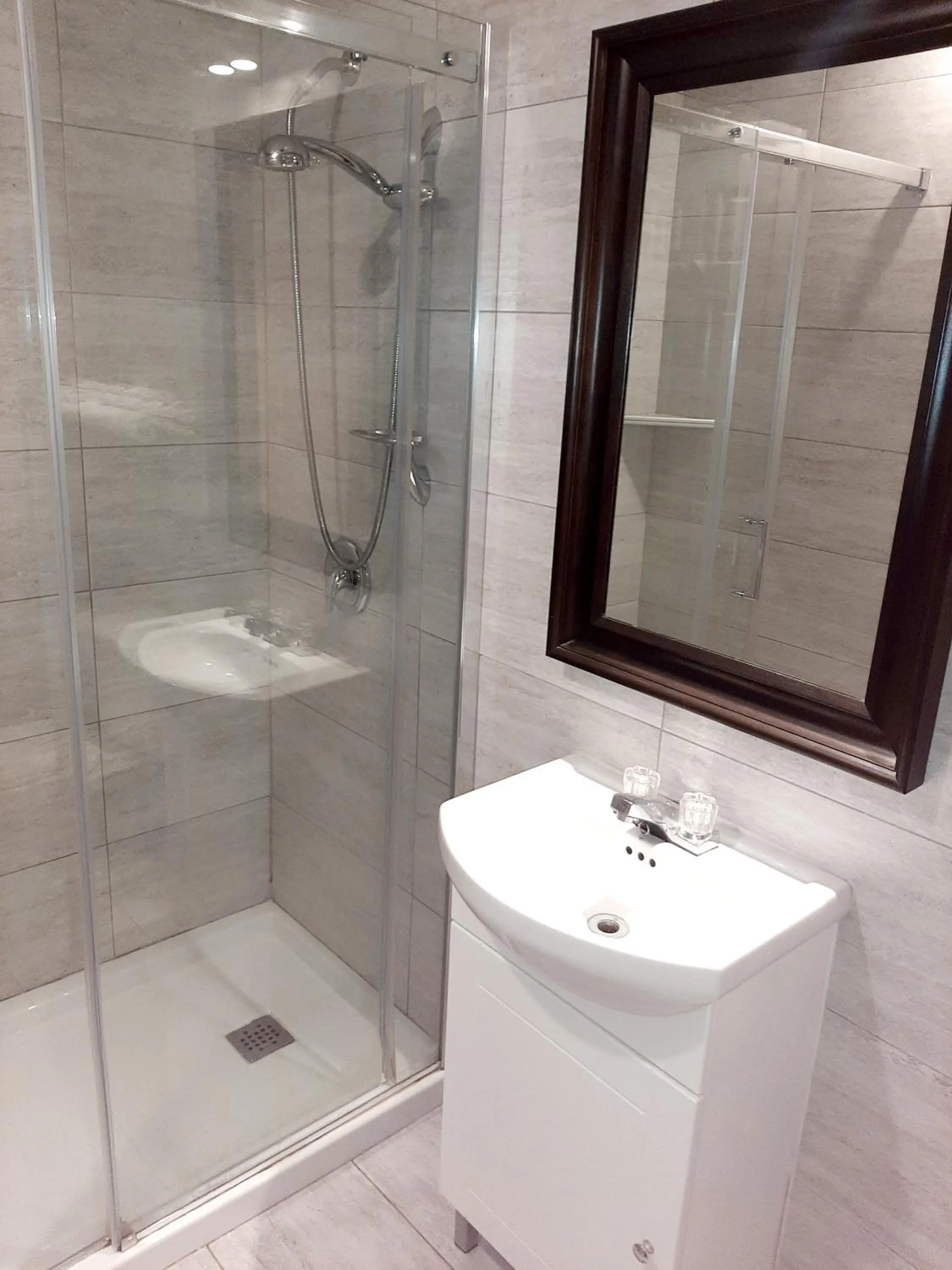 Shower in Motel Bonsoir