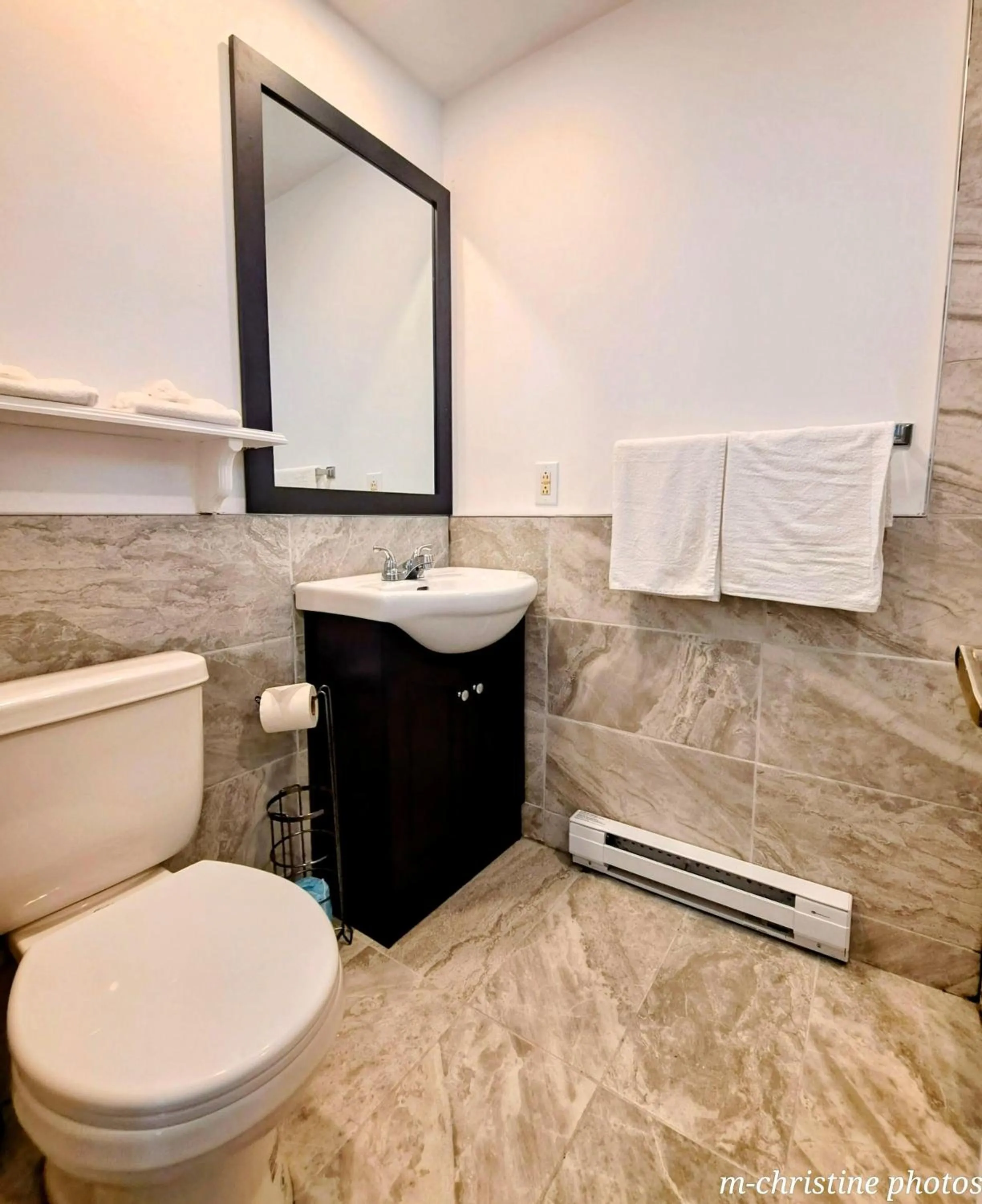 Bathroom in Motel Bonsoir