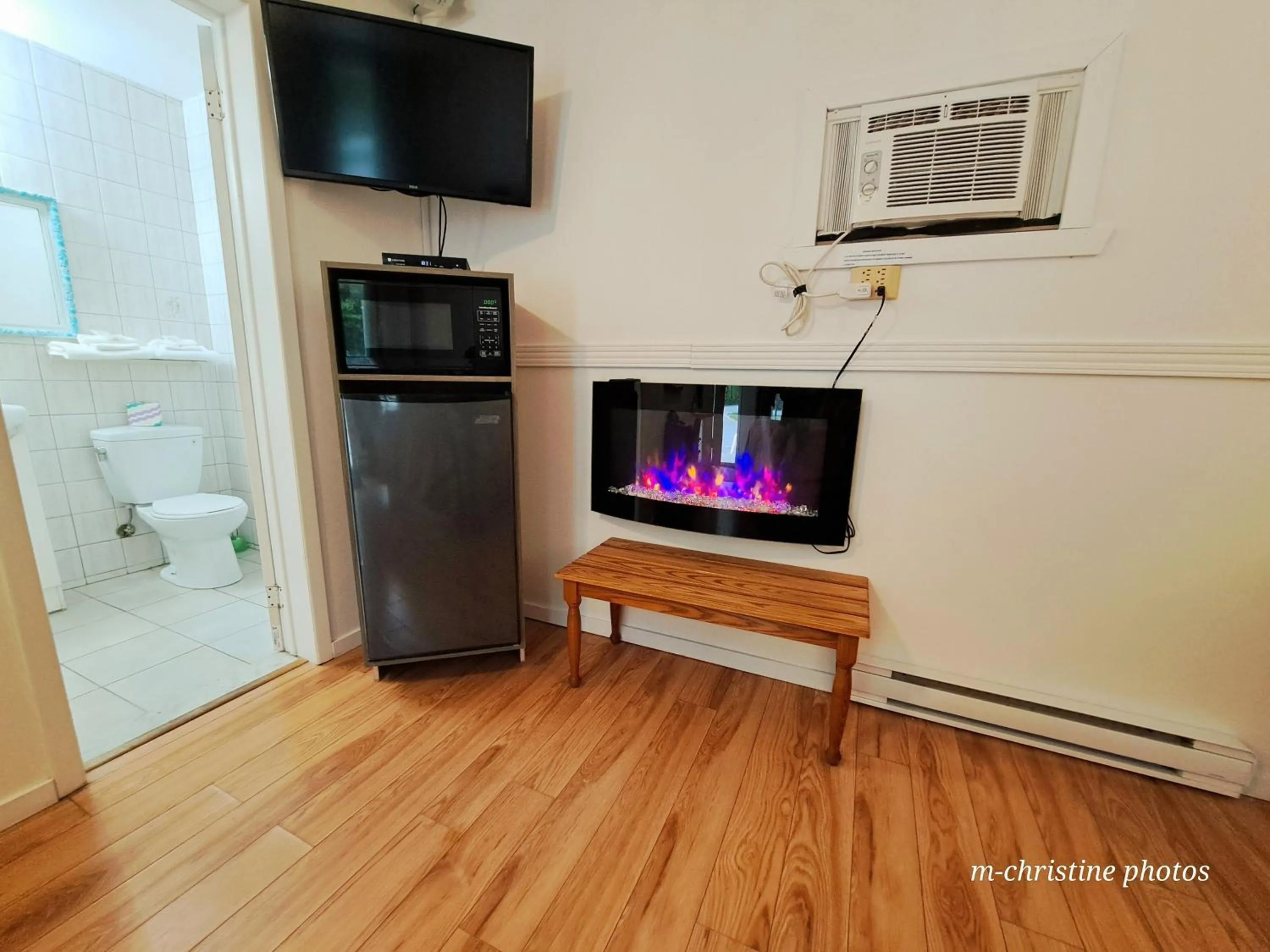 Toilet in Motel Bonsoir