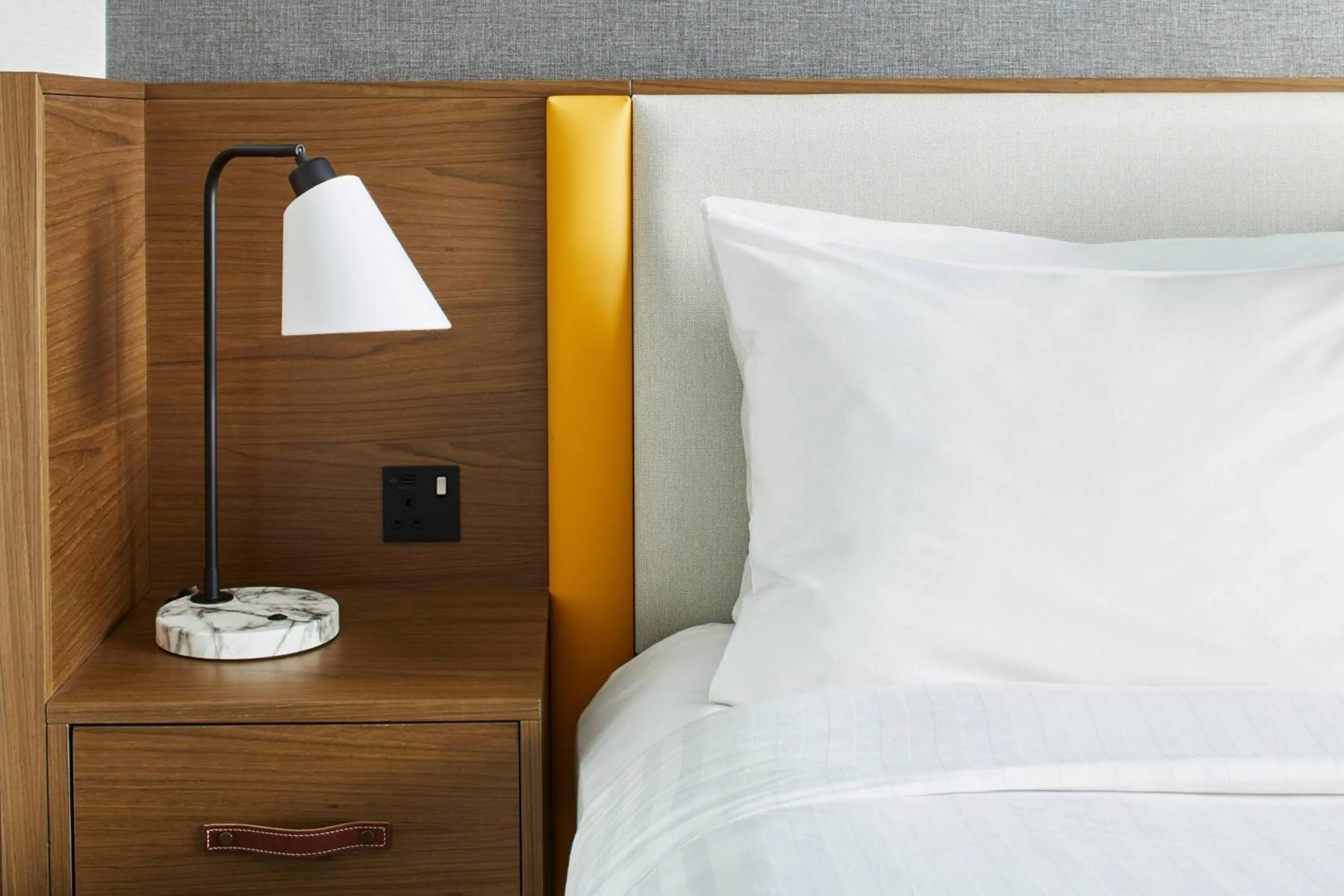 Photo of the whole room, Bed in Cardiff Marriott Hotel