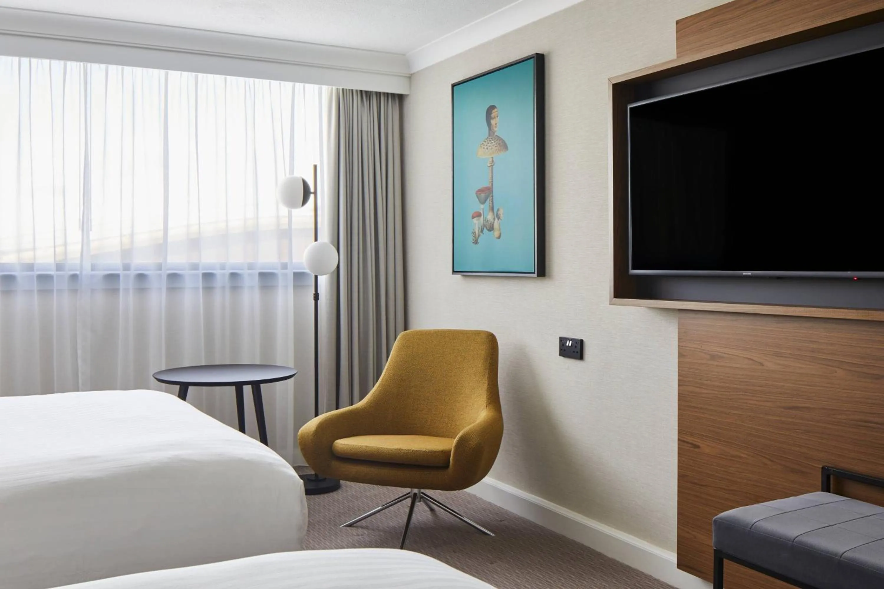 Photo of the whole room, Bed in Cardiff Marriott Hotel