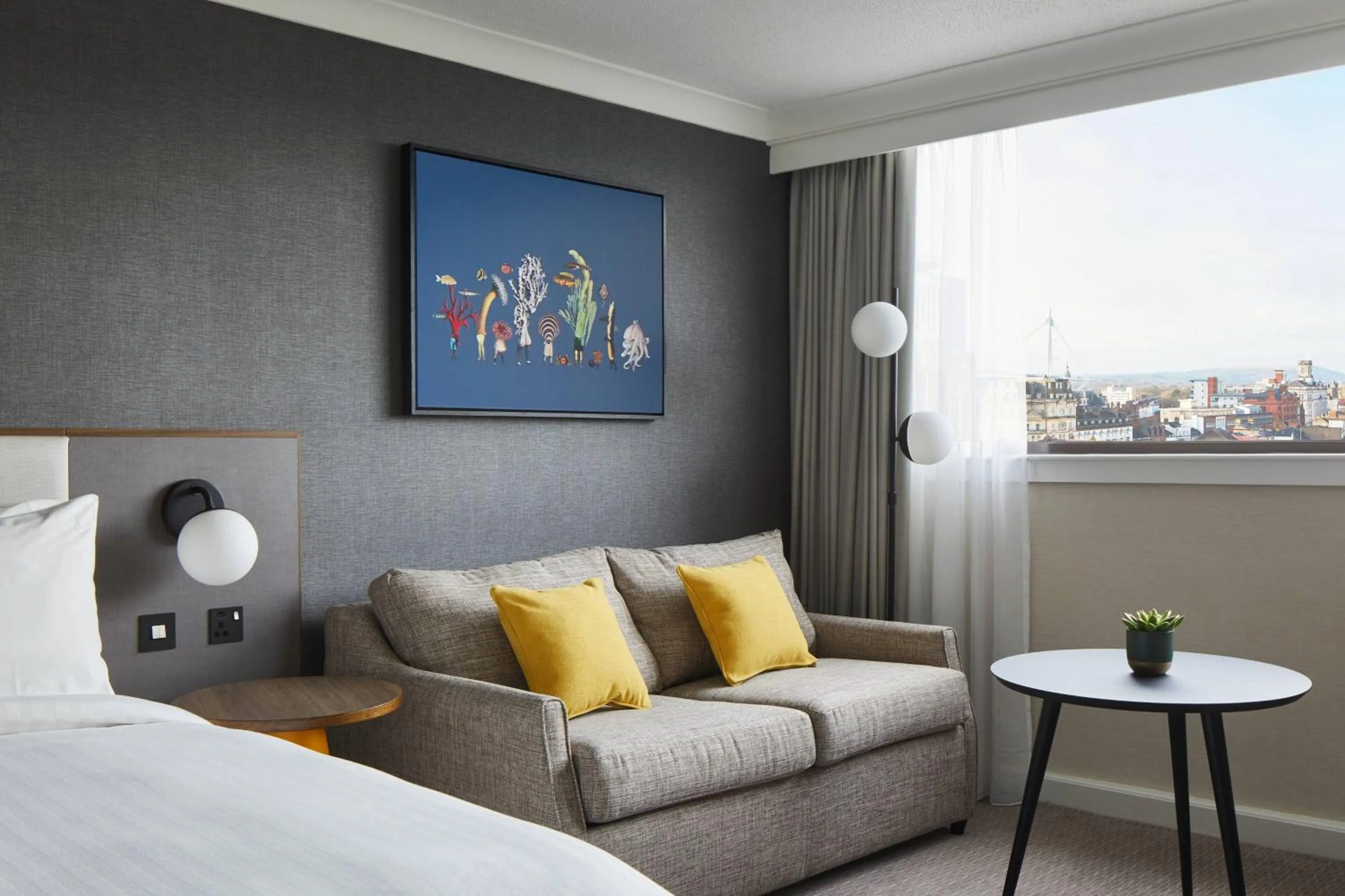 Photo of the whole room, Bed in Cardiff Marriott Hotel