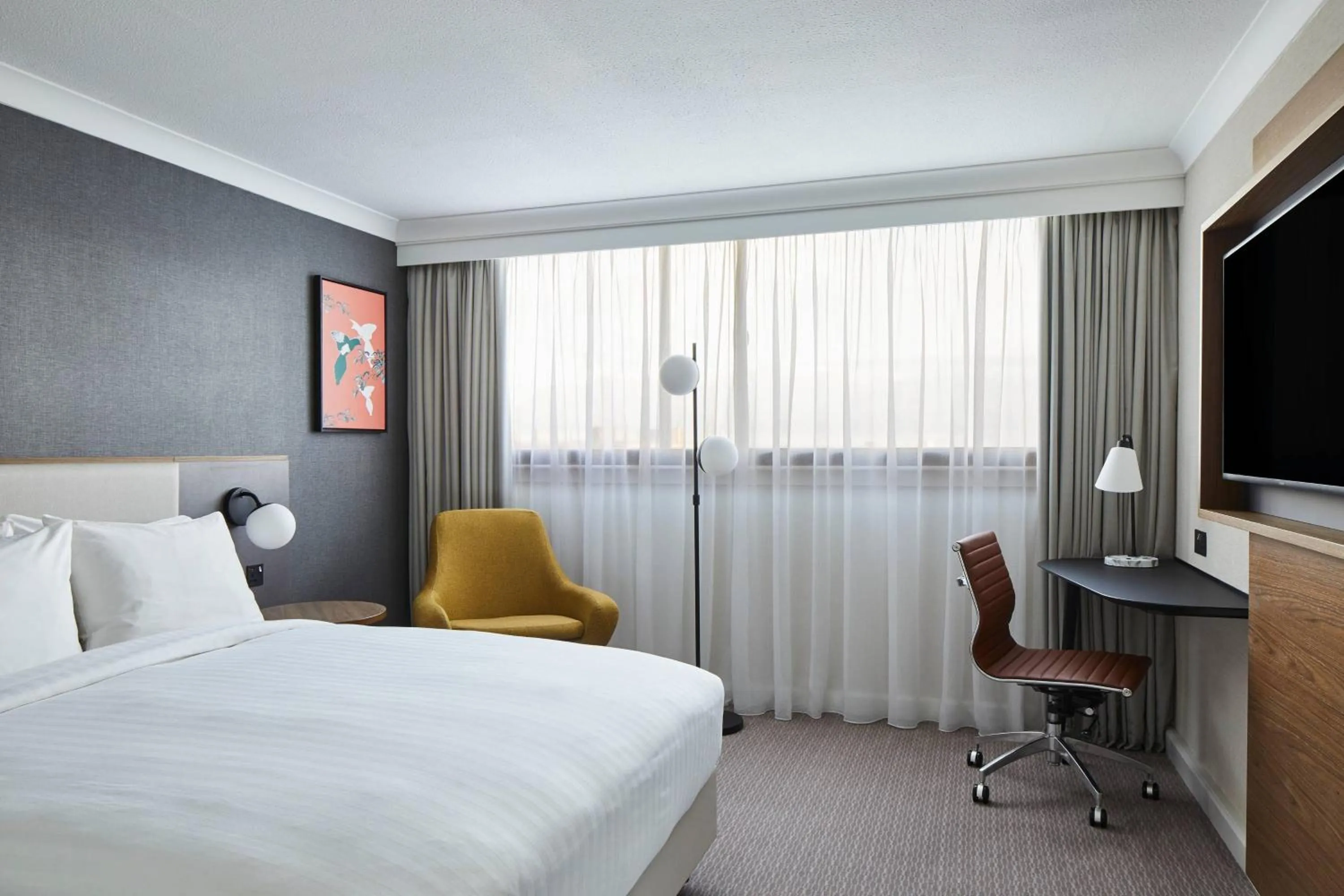 Photo of the whole room, Bed in Cardiff Marriott Hotel