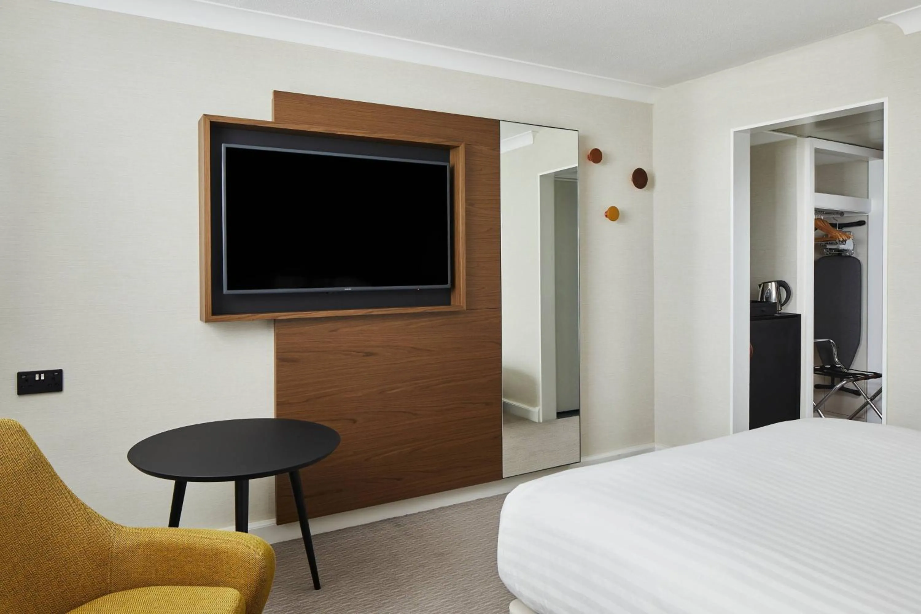 Photo of the whole room, Bed in Cardiff Marriott Hotel