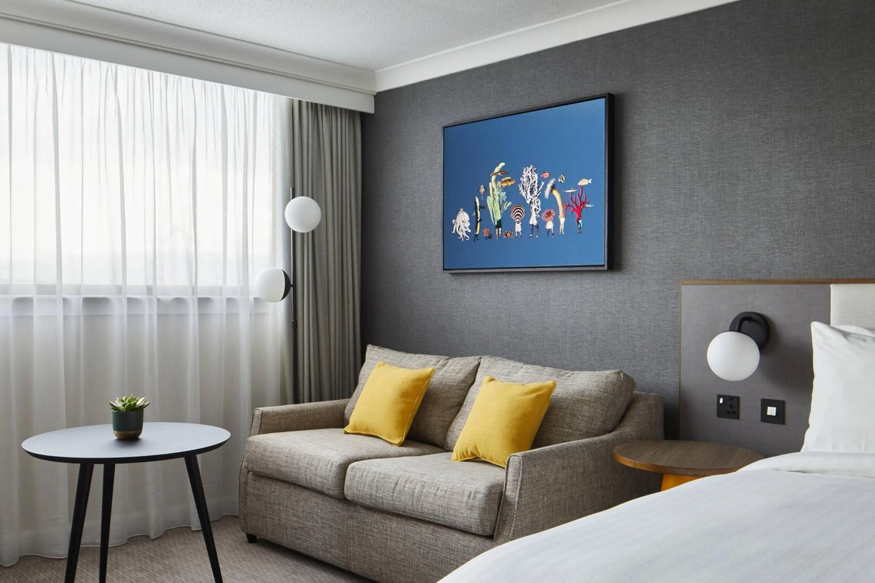 Photo of the whole room, Bed in Cardiff Marriott Hotel