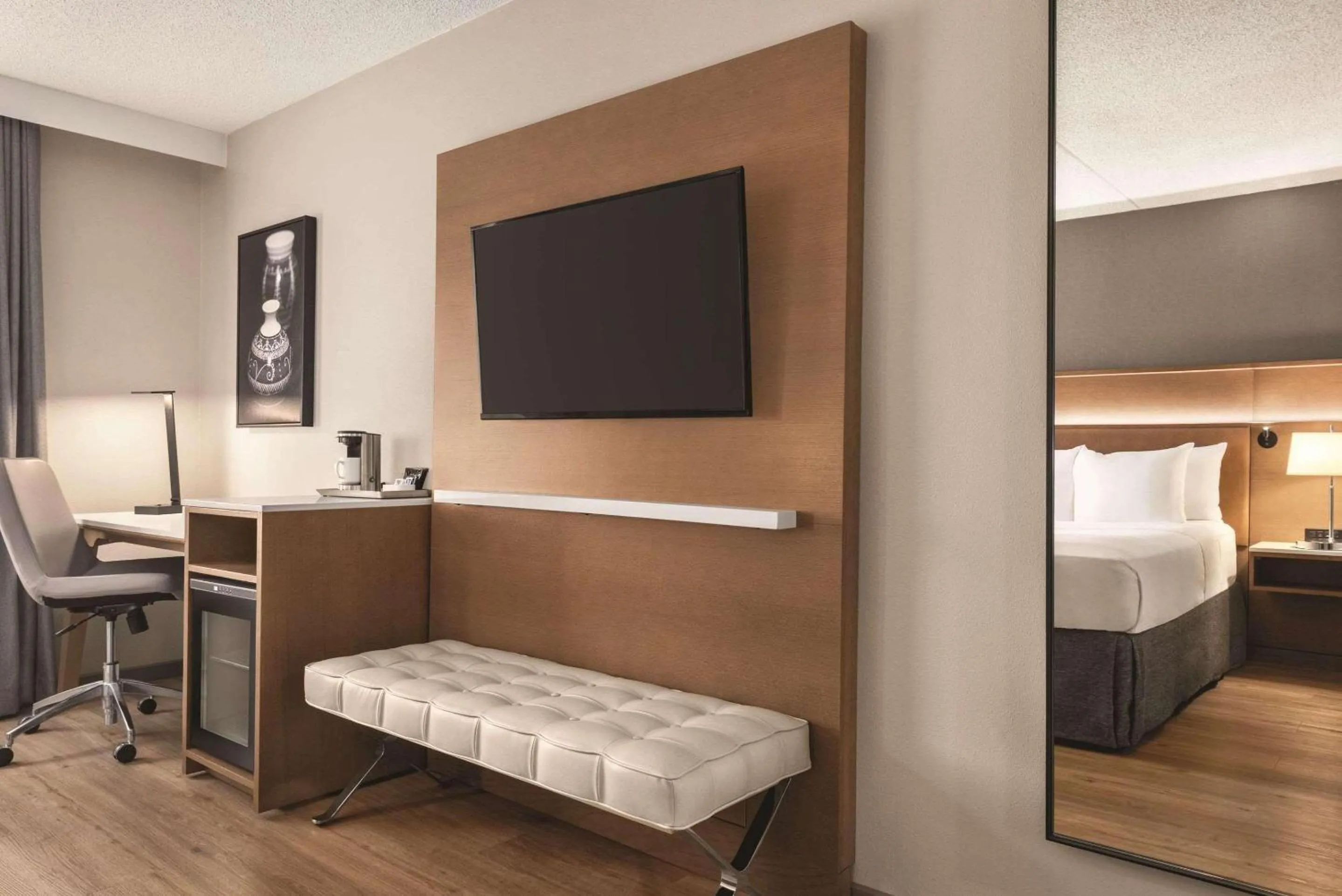 Bedroom, Bed in Oneida Casino Hotel