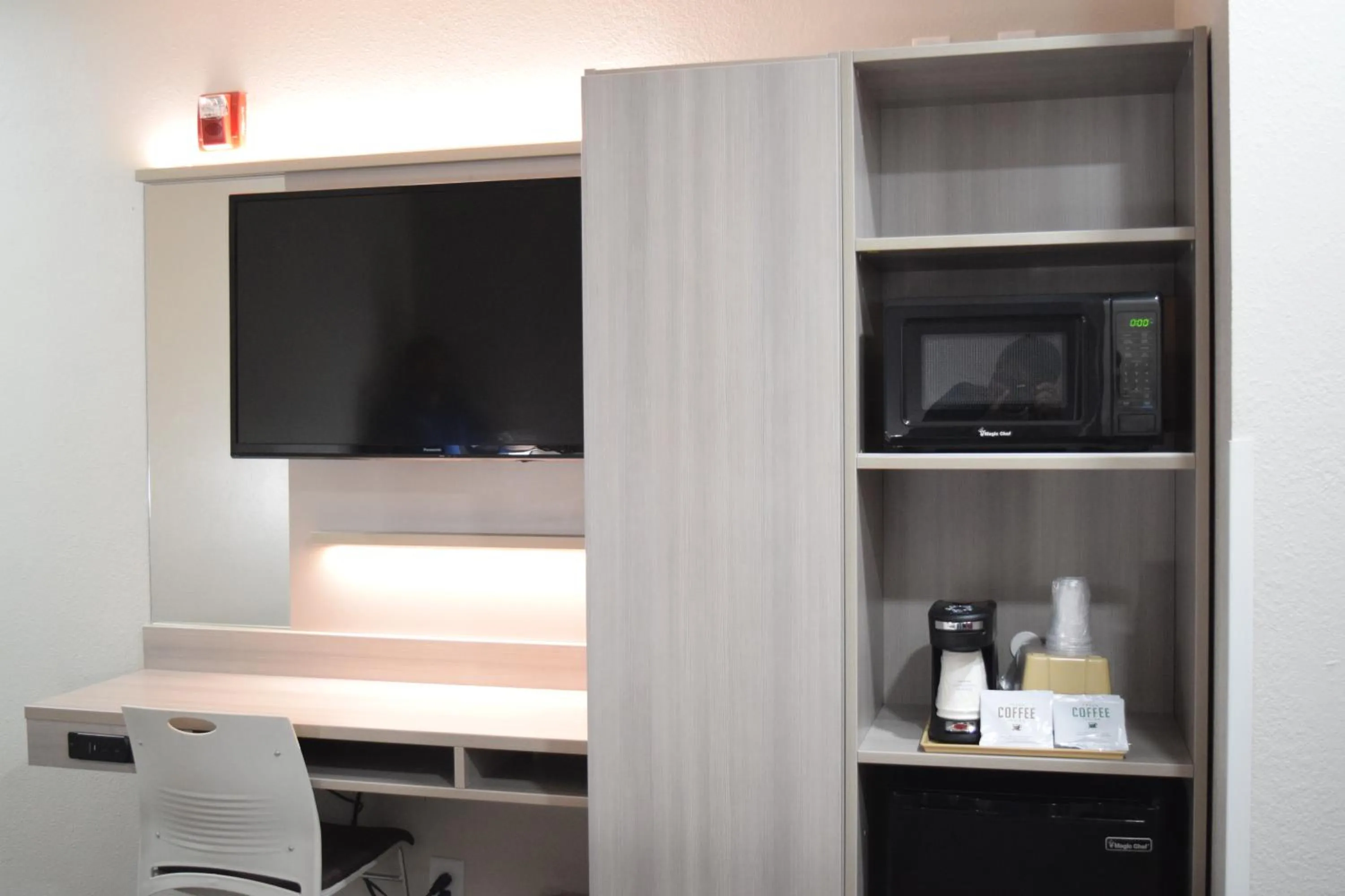 TV and multimedia in Microtel Inn & Suites by Wyndham Raleigh