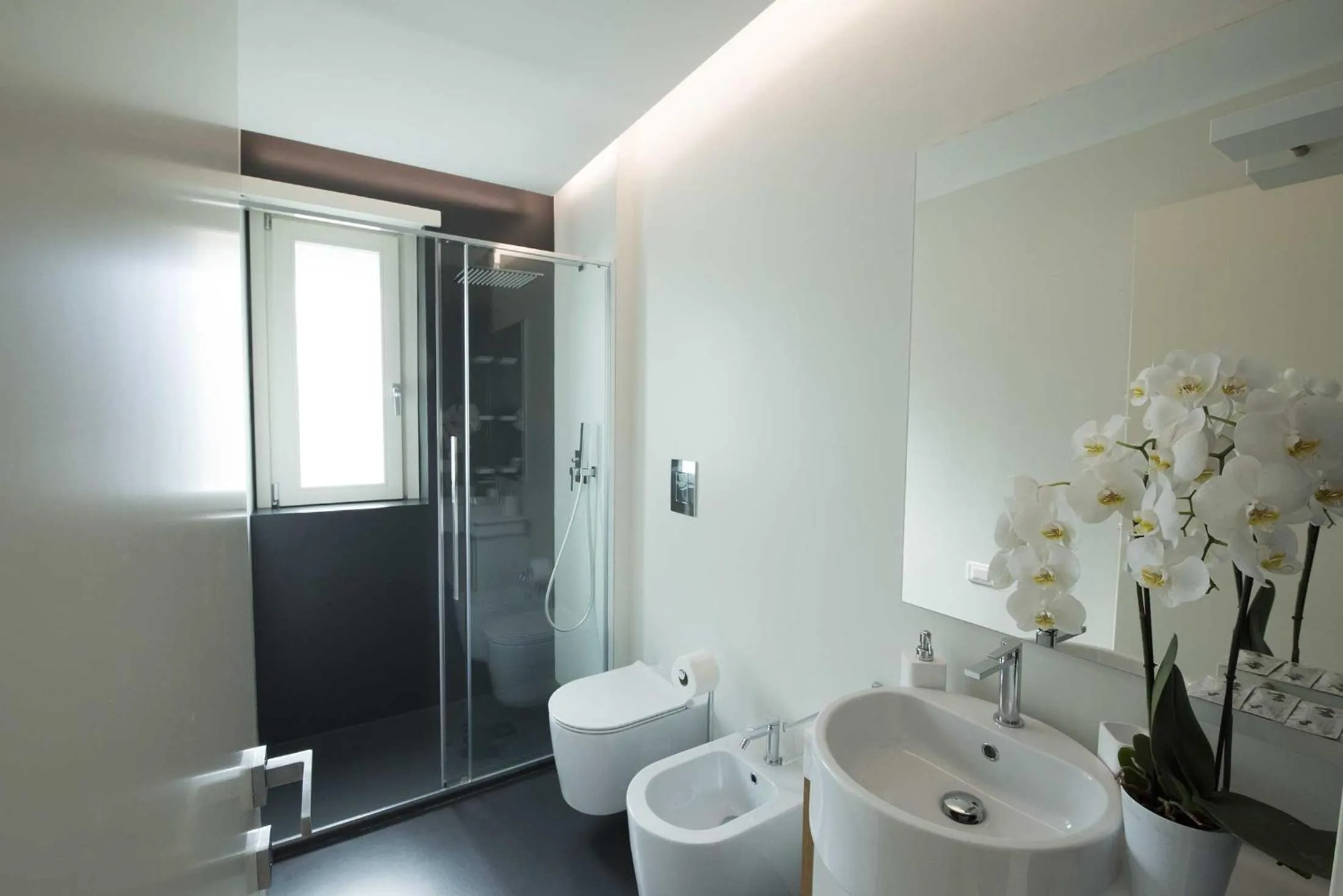 Shower in apARTments Sperlonga