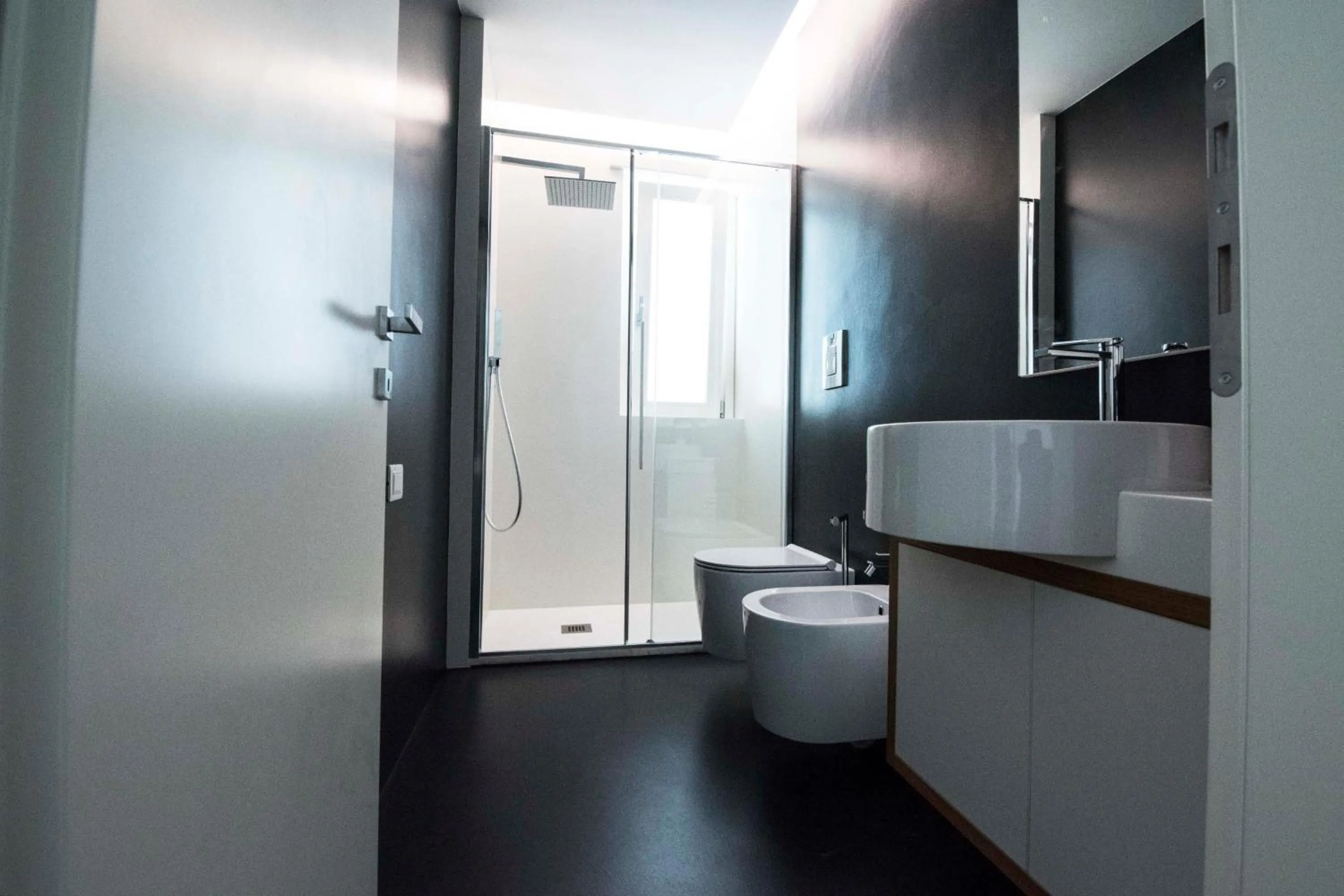 Shower in apARTments Sperlonga