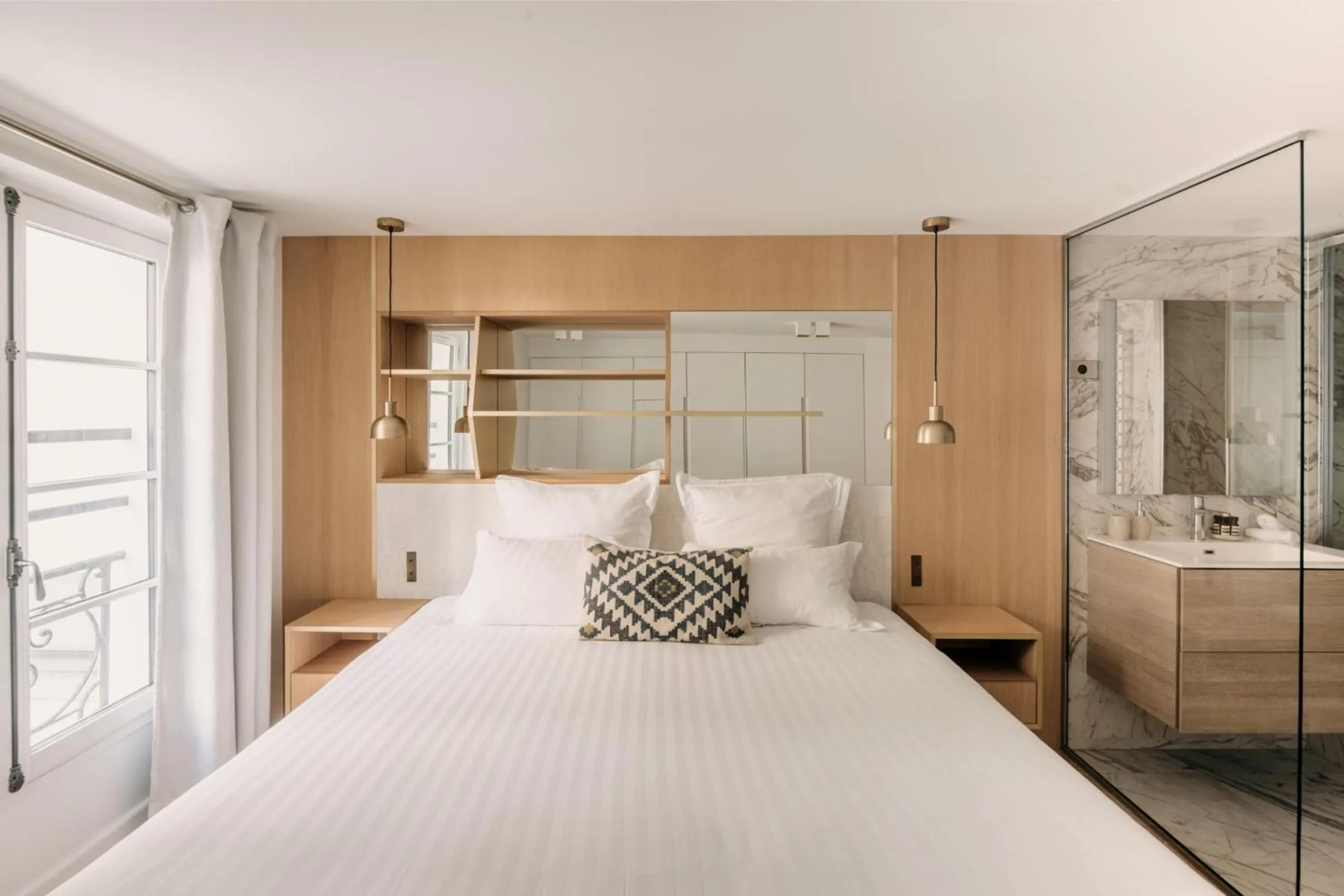 Bedroom, Bed in HIGHSTAY - Luxury Serviced Apartments - Place Vendôme