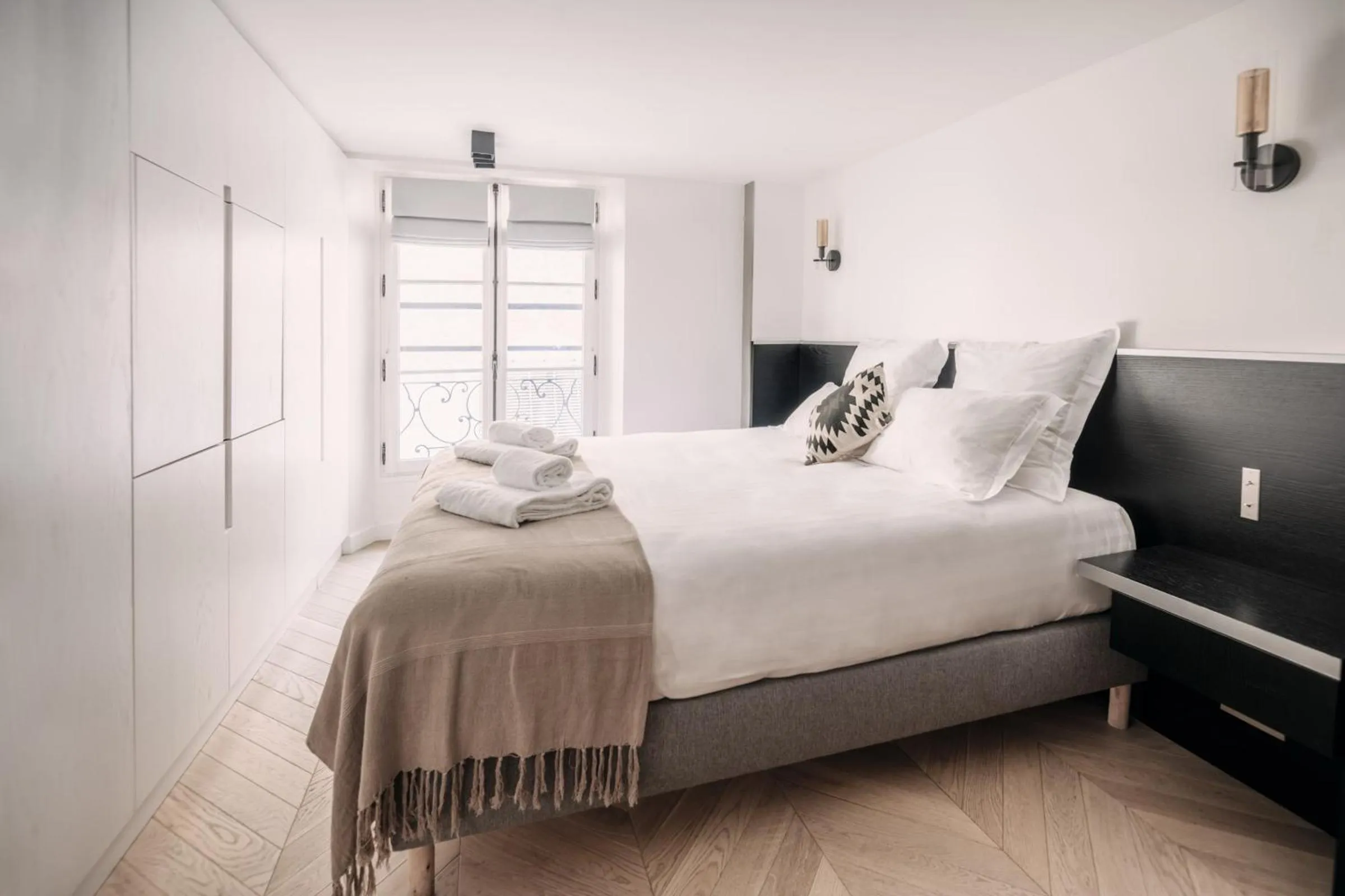Bedroom, Bed in HIGHSTAY - Luxury Serviced Apartments - Place Vendôme