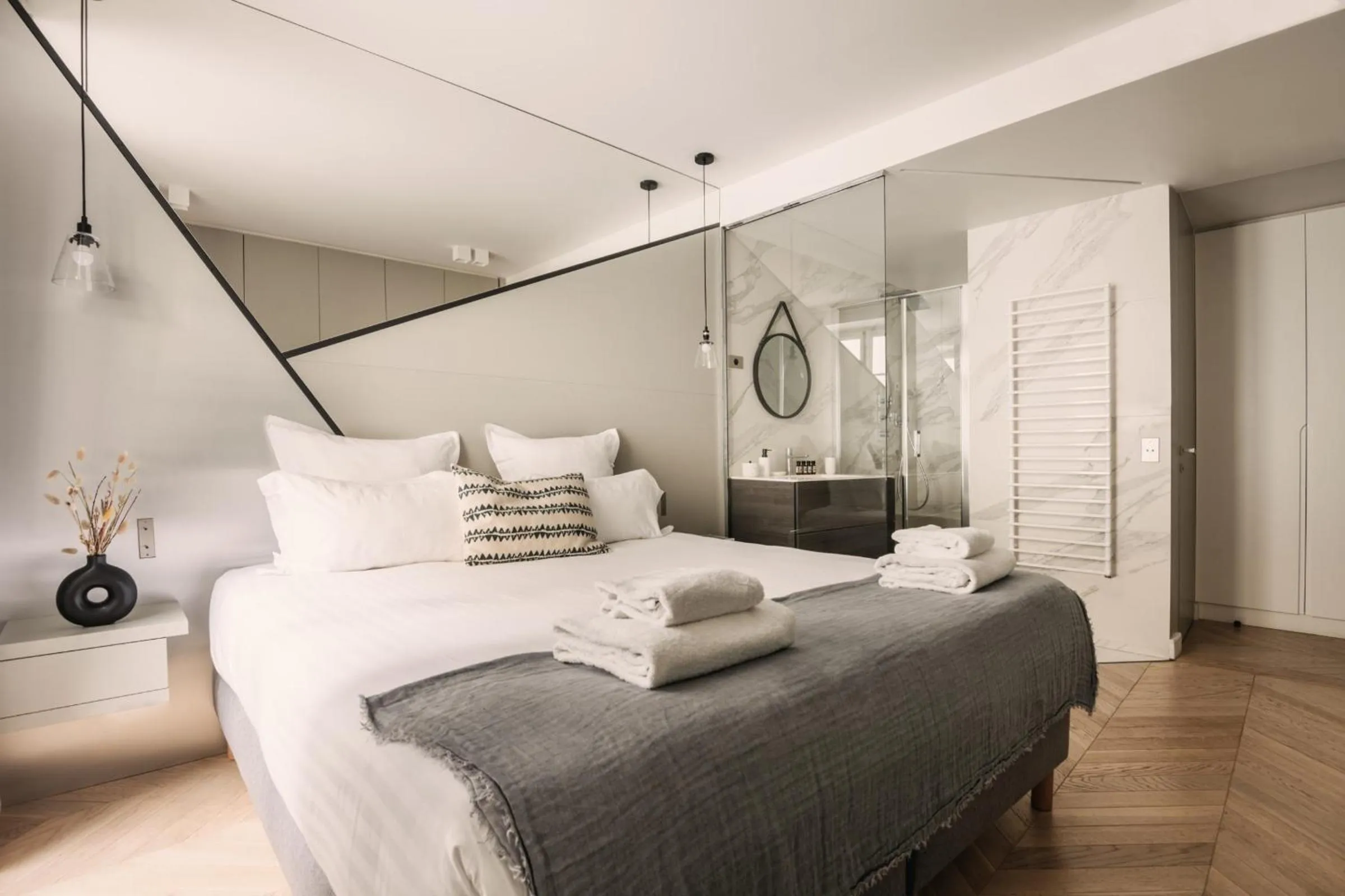 Bedroom, Bed in HIGHSTAY - Luxury Serviced Apartments - Place Vendôme