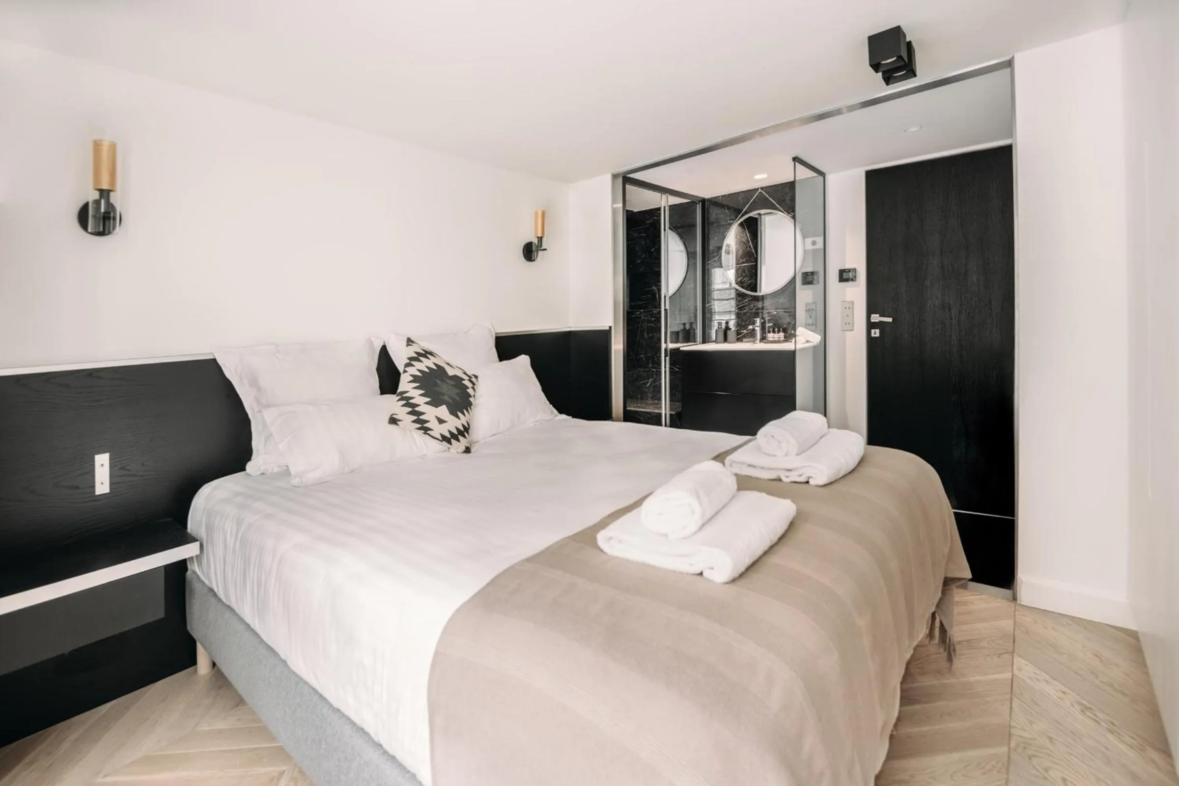 Bedroom, Bed in HIGHSTAY - Luxury Serviced Apartments - Place Vendôme
