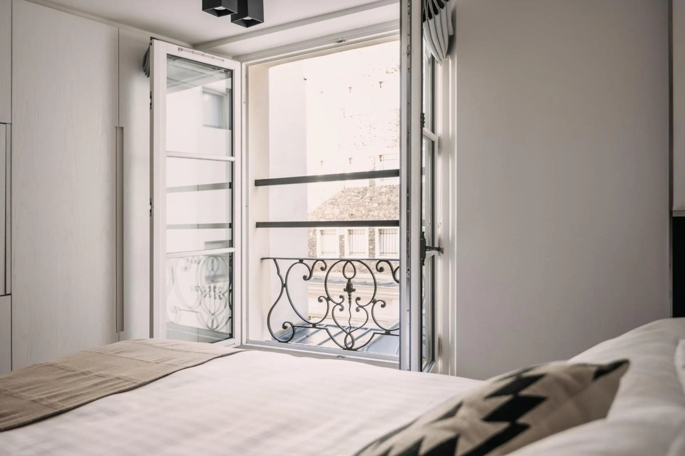 Bedroom, Bed in HIGHSTAY - Luxury Serviced Apartments - Place Vendôme