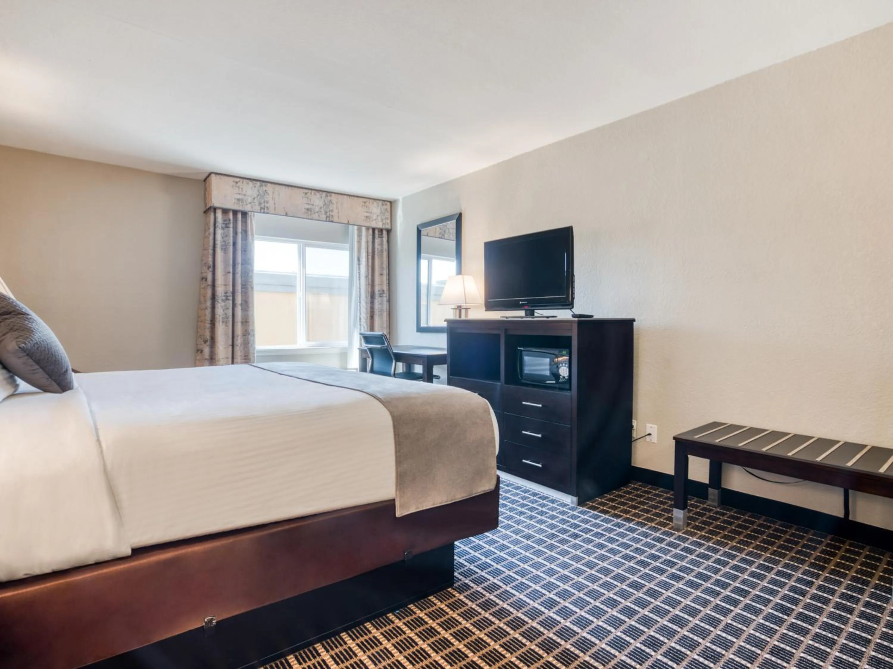 TV and multimedia, Bed in Alexis Hotel & Banquets Dallas Park Central Galleria