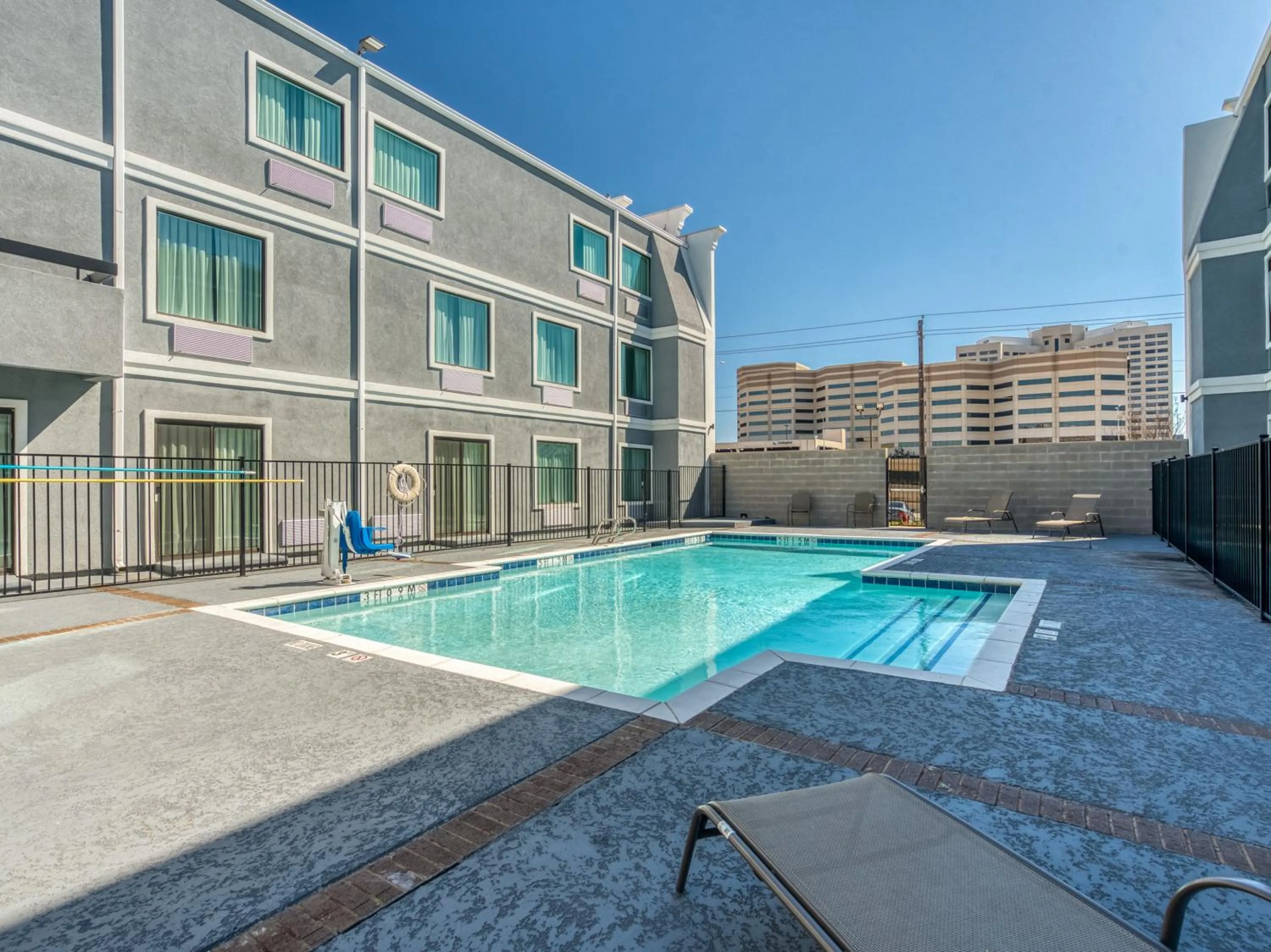 Swimming pool in Alexis Hotel & Banquets Dallas Park Central Galleria