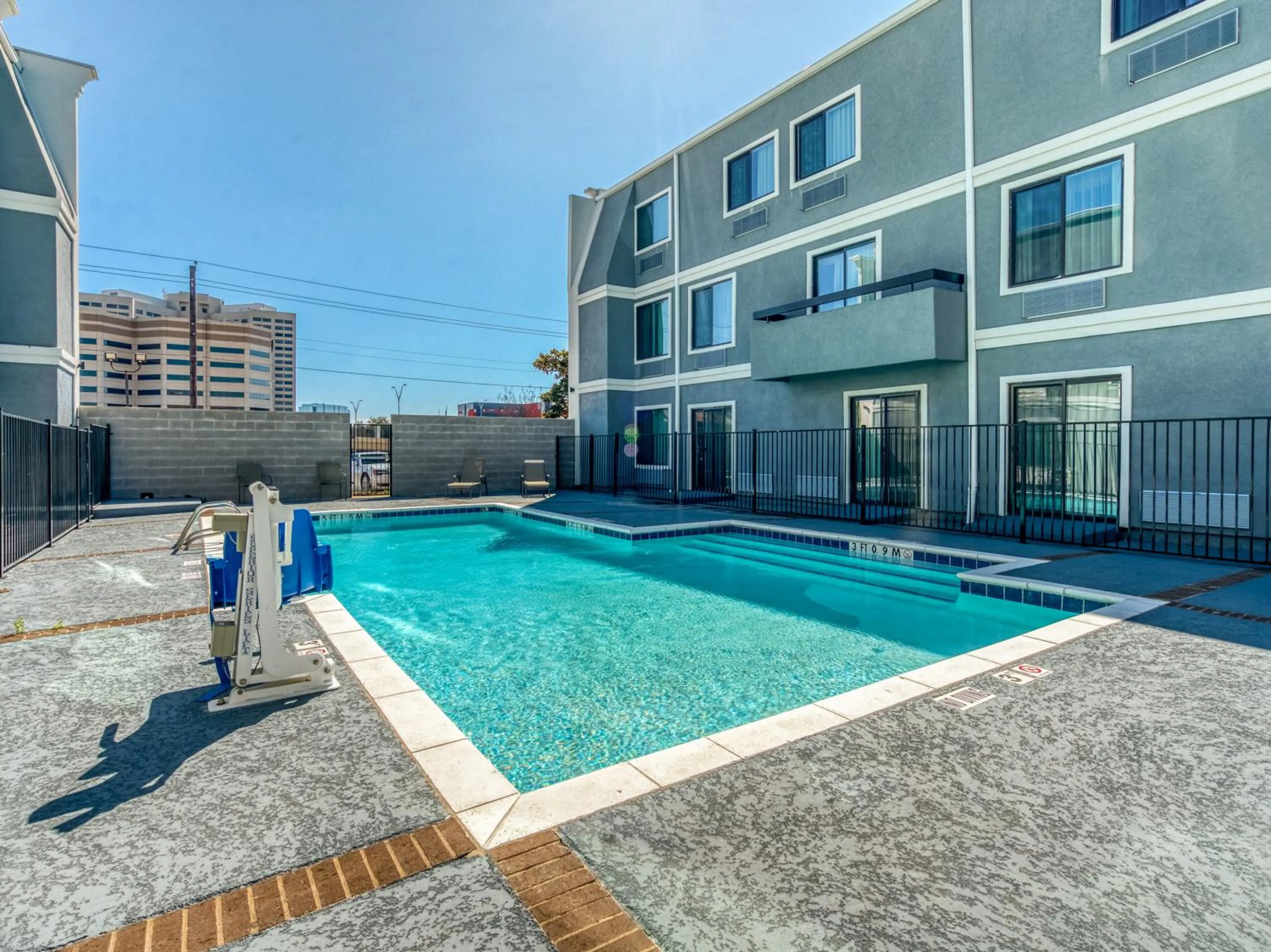 Swimming pool in Alexis Hotel & Banquets Dallas Park Central Galleria