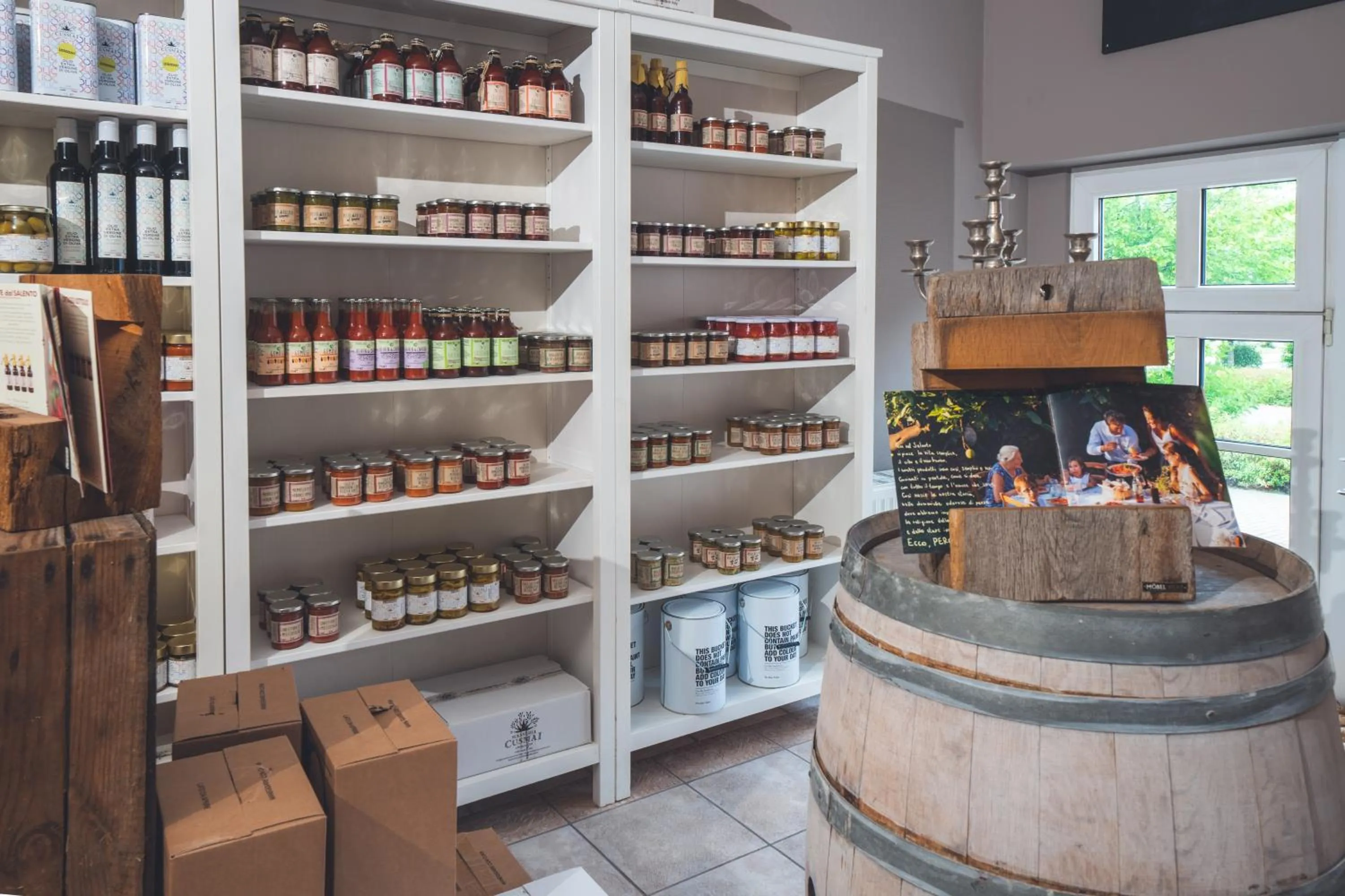 On-site shops in Landart Hotel