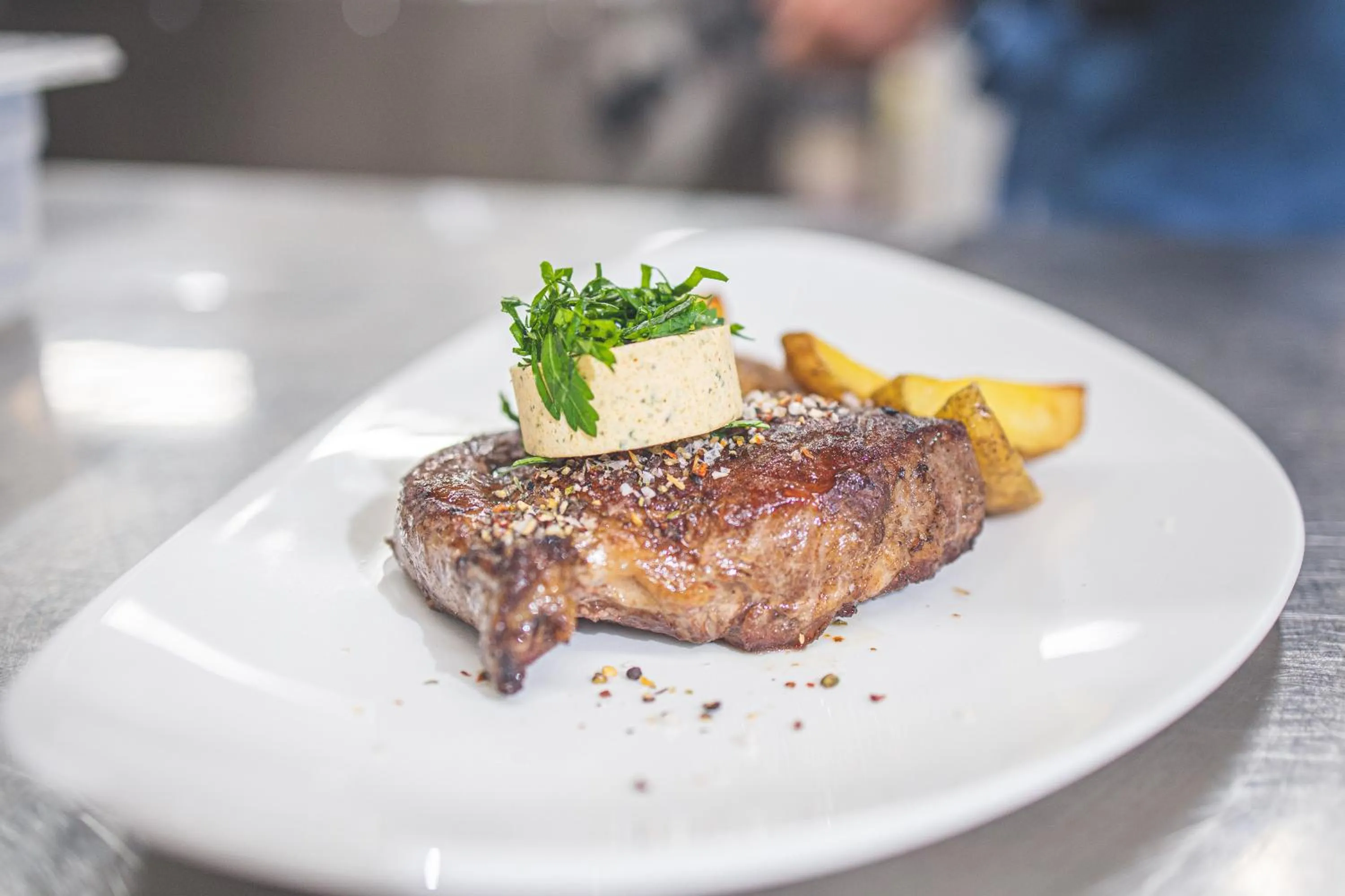 Restaurant/places to eat in Landart Hotel