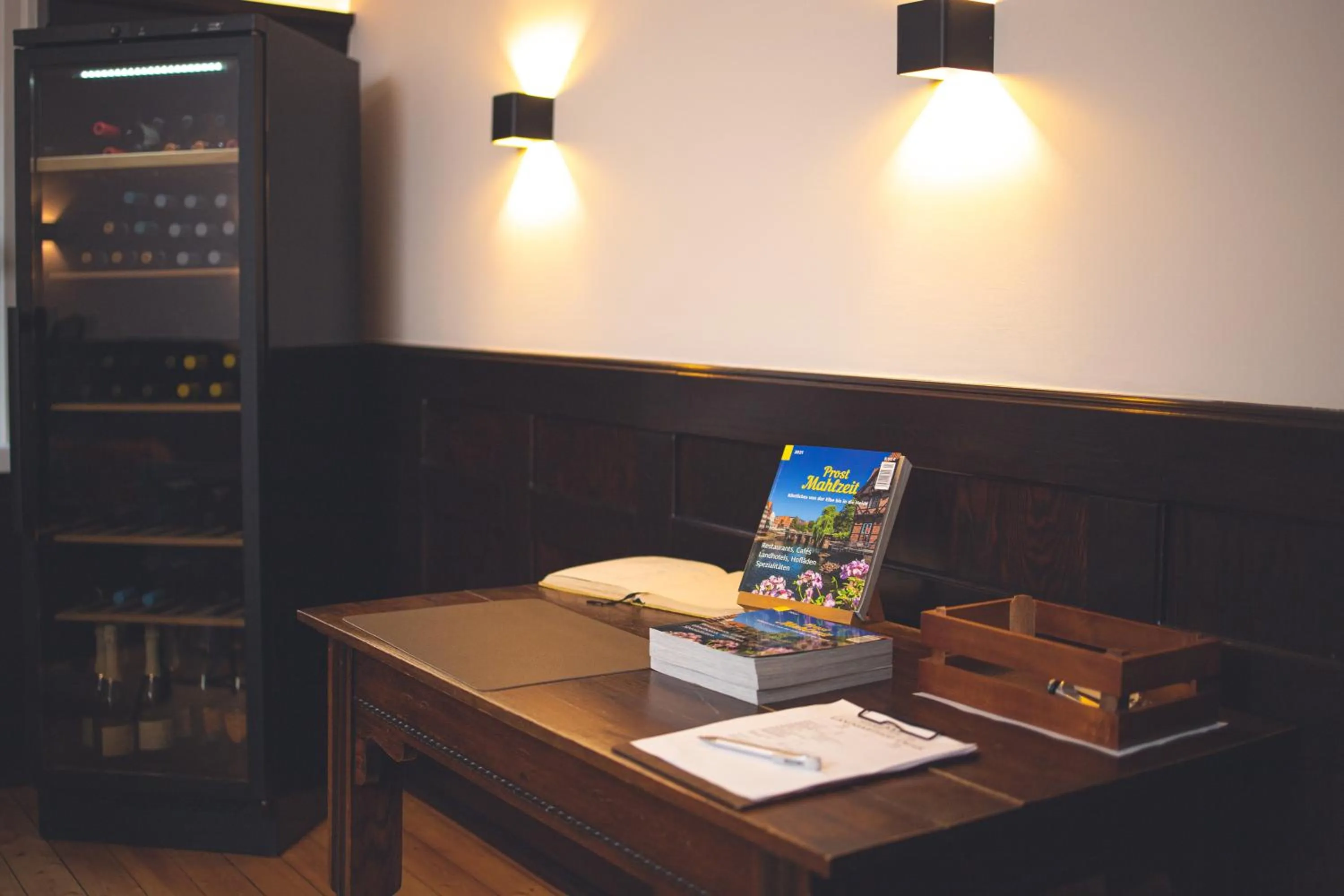 Communal lounge/ TV room in Landart Hotel