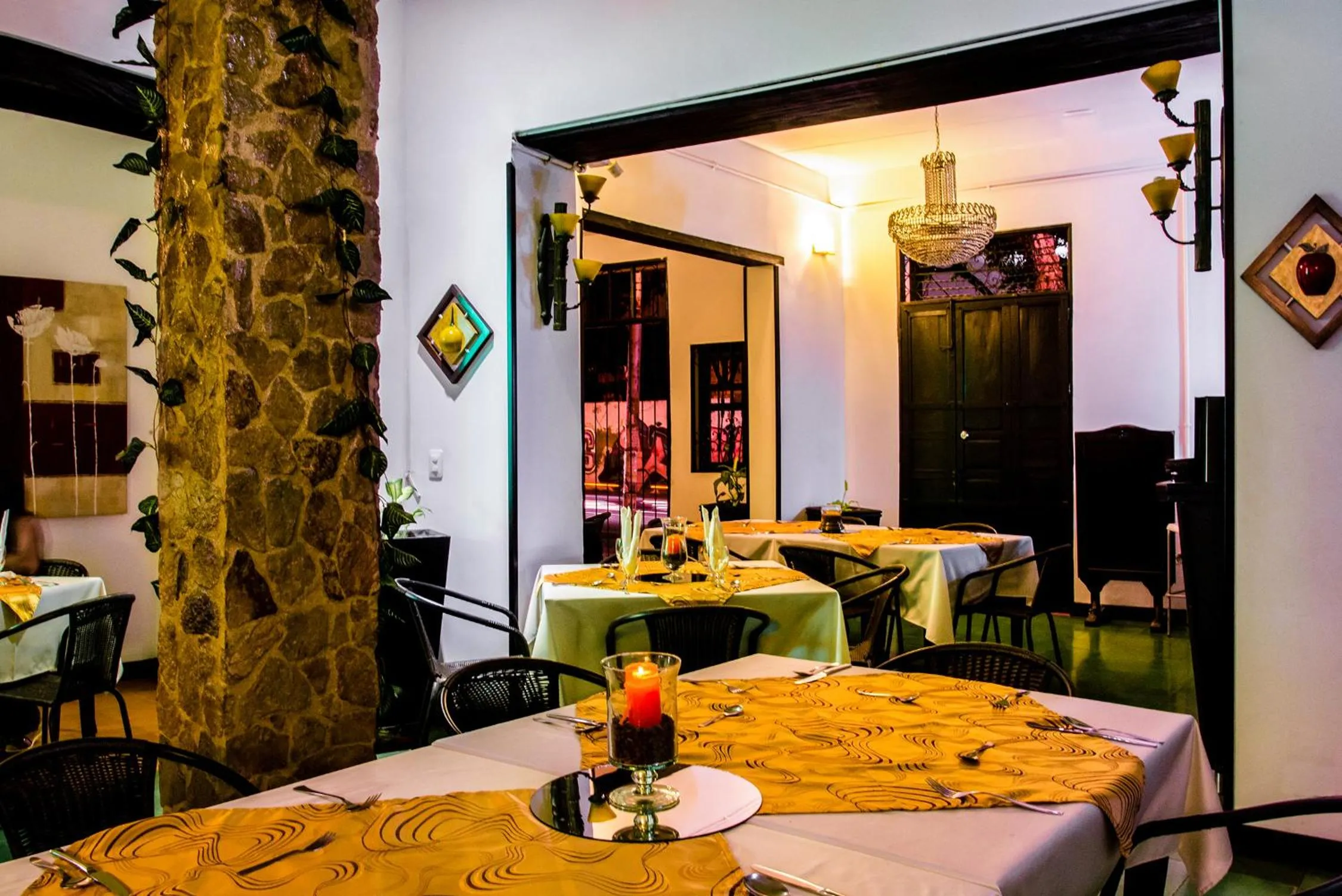 Restaurant/places to eat in Aw Hotel Puerta de San Antonio