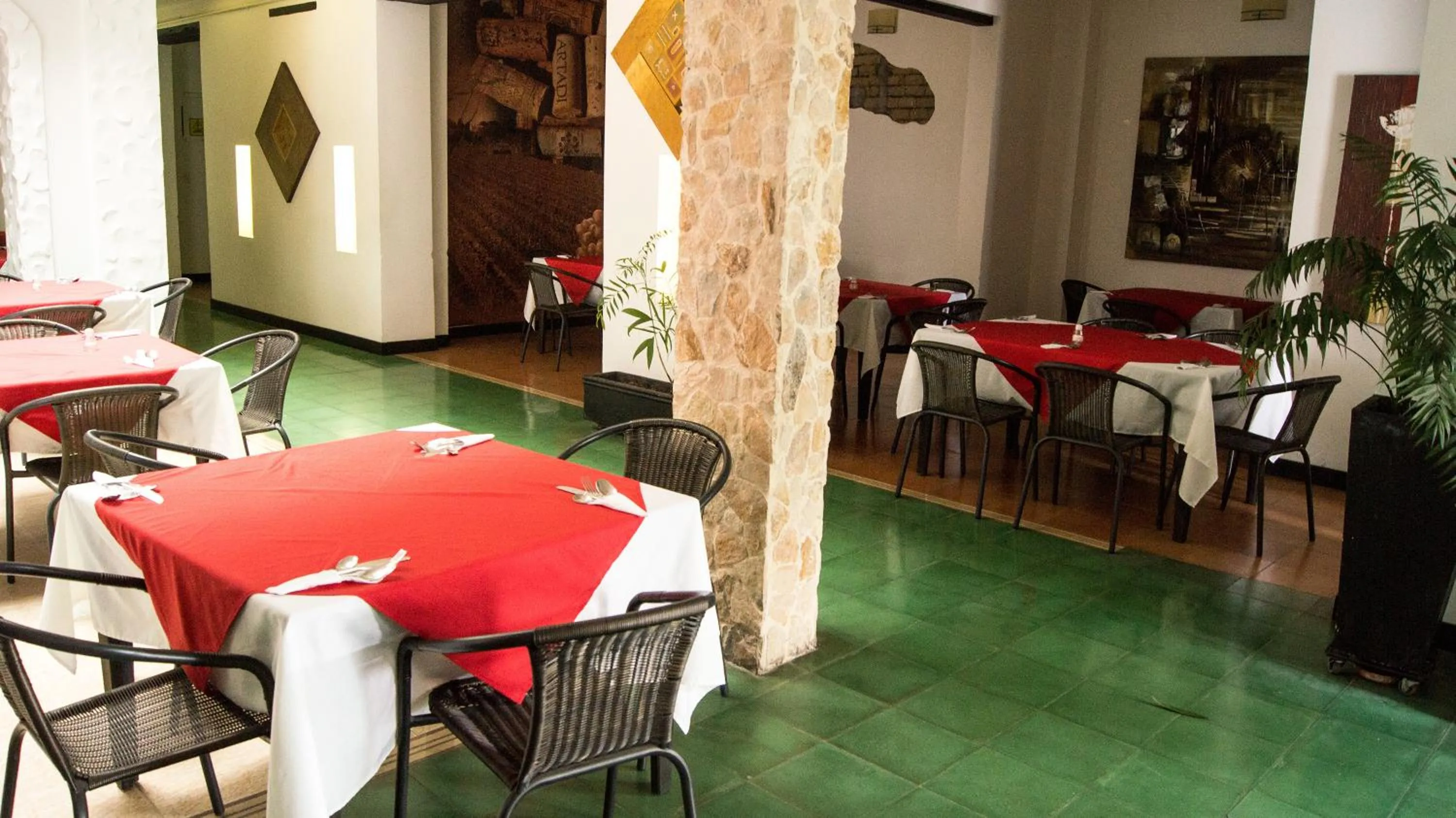 Restaurant/places to eat in Aw Hotel Puerta de San Antonio