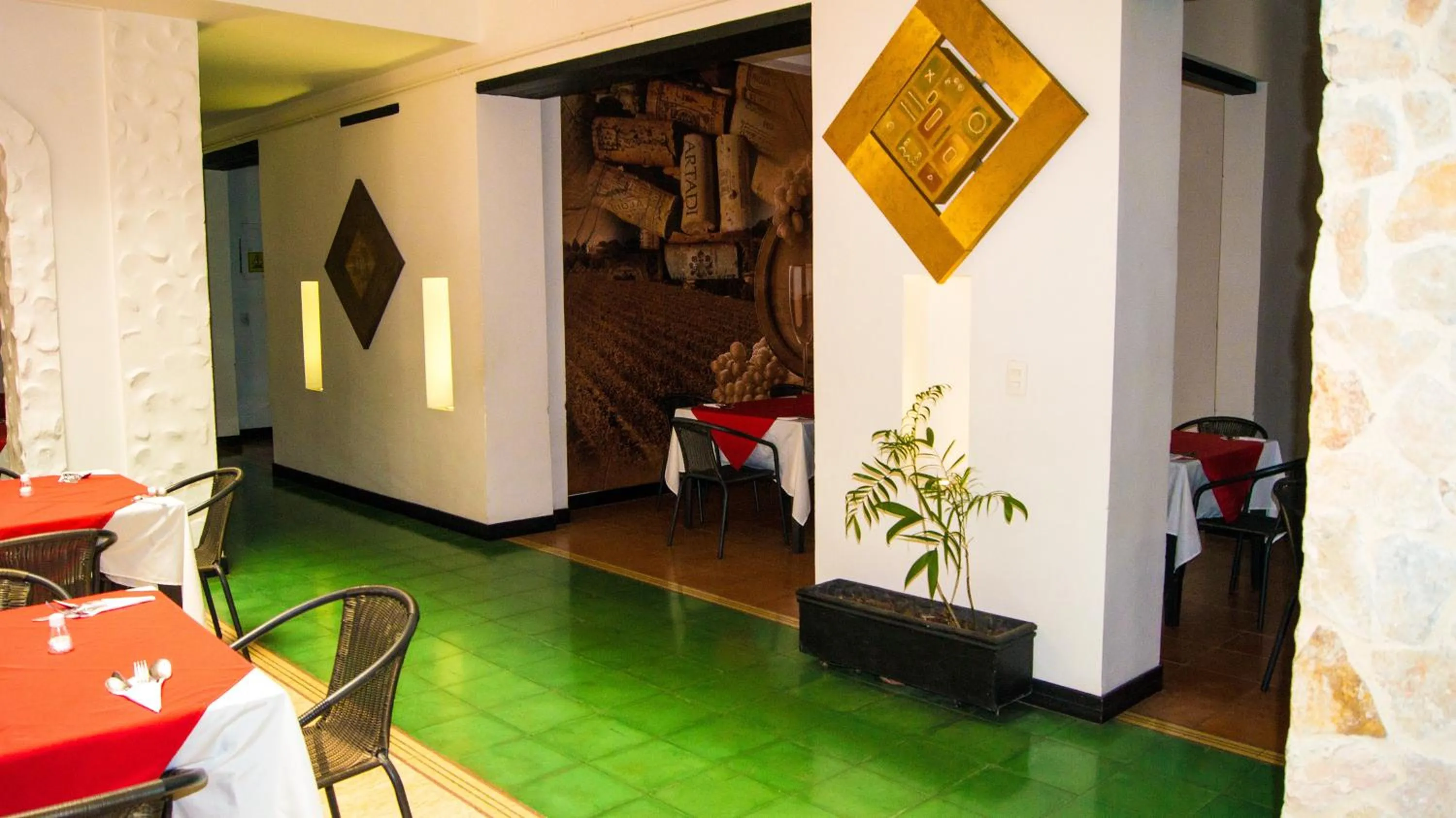 Restaurant/places to eat in Aw Hotel Puerta de San Antonio