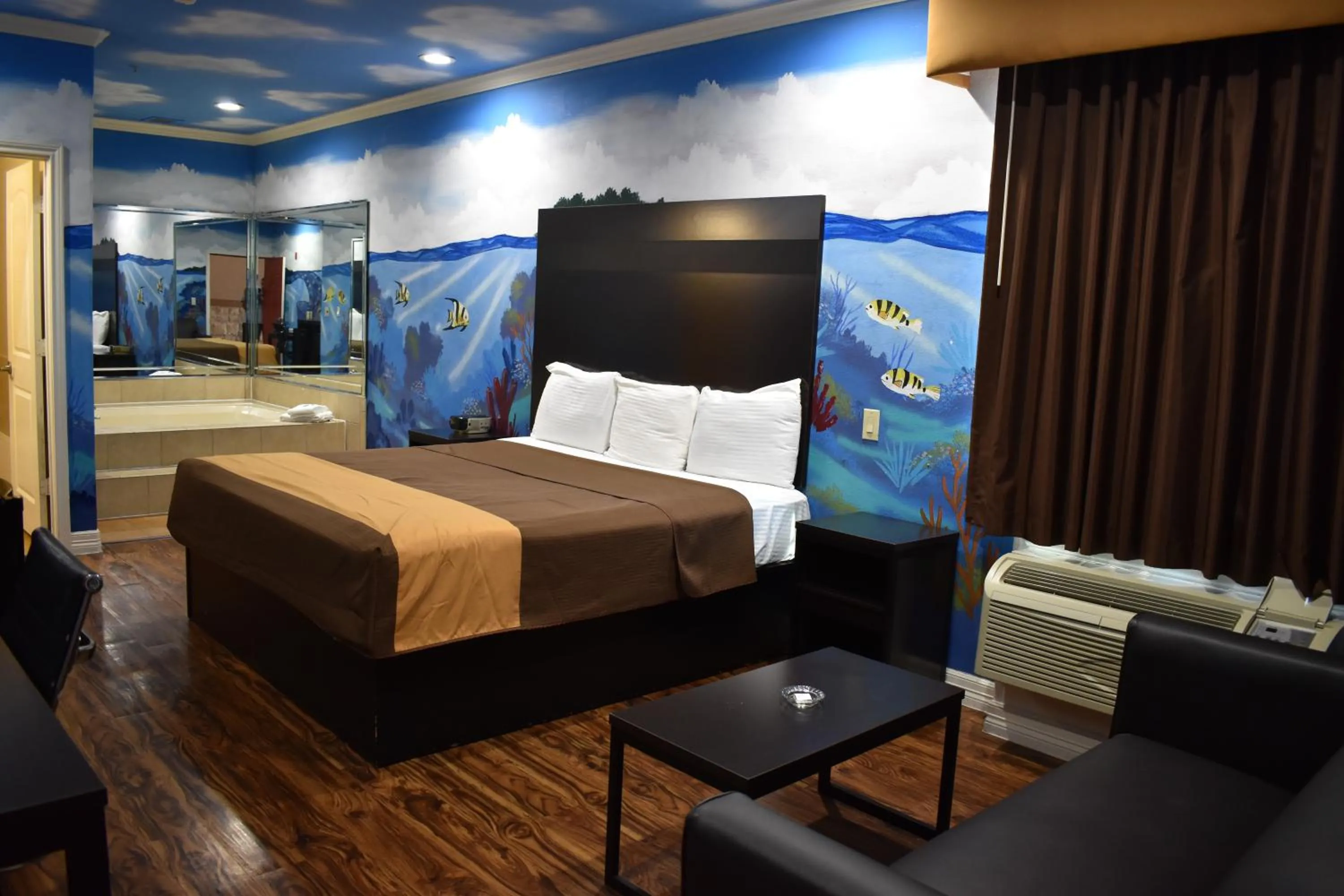 room service, Bed in Platinum Inn Katy