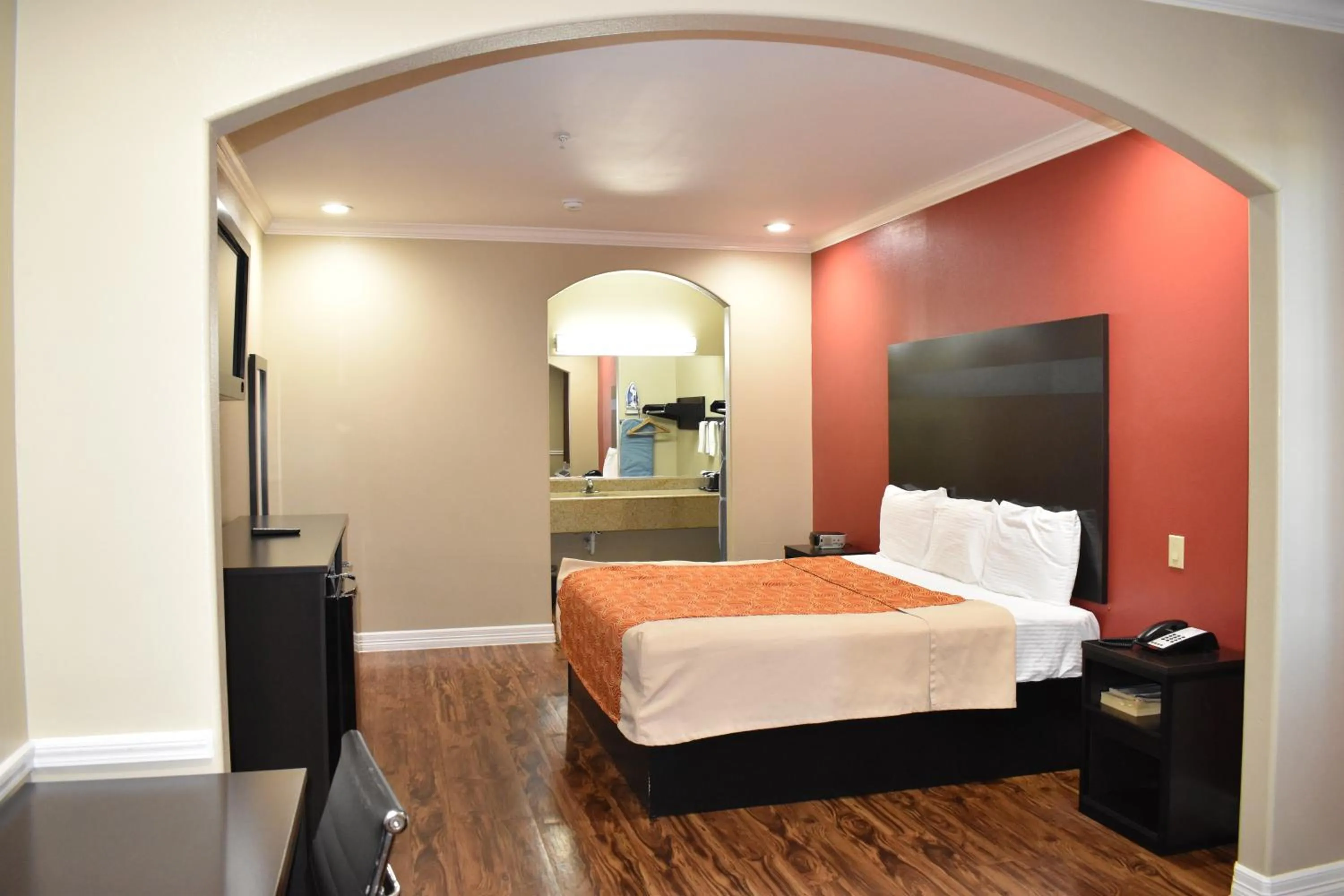 room service, Bed in Platinum Inn Katy