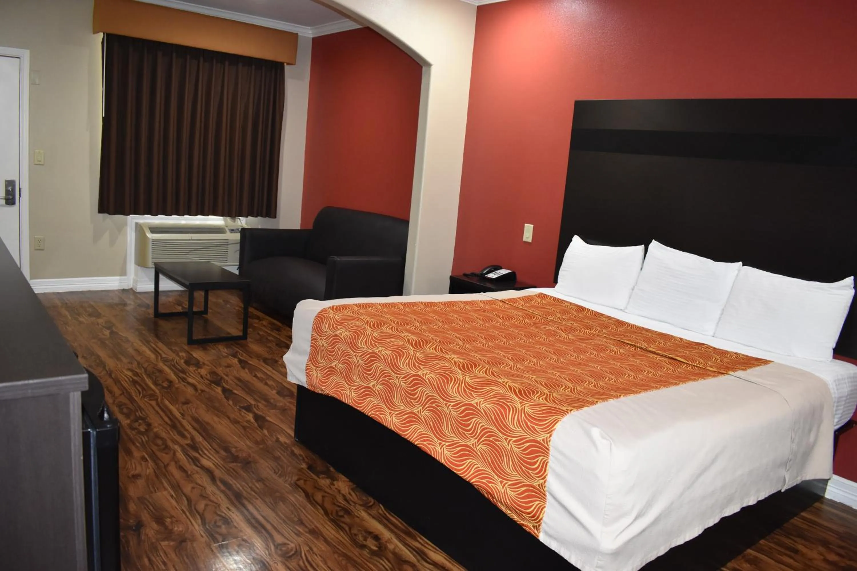 room service, Bed in Platinum Inn Katy