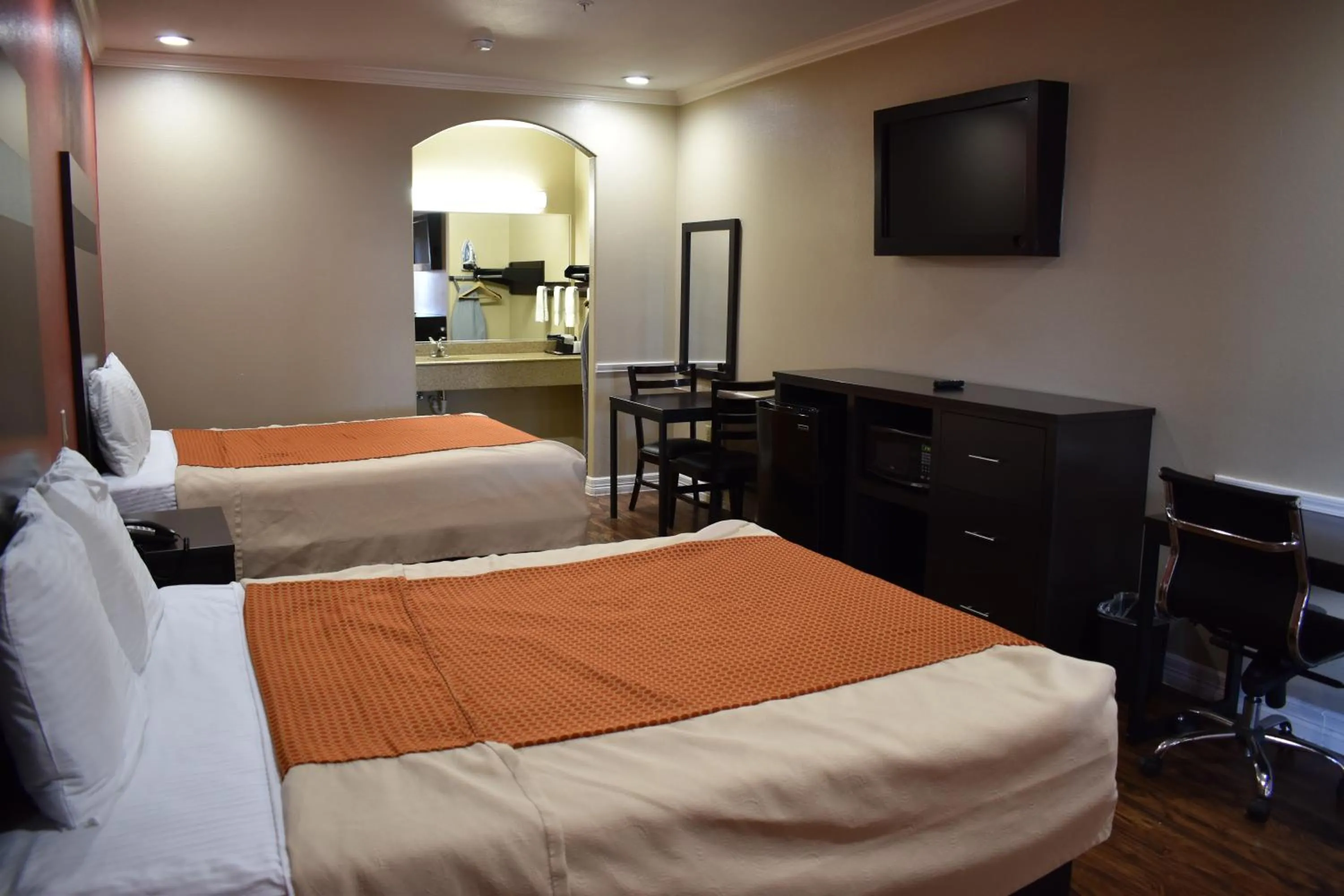 room service, Bed in Platinum Inn Katy