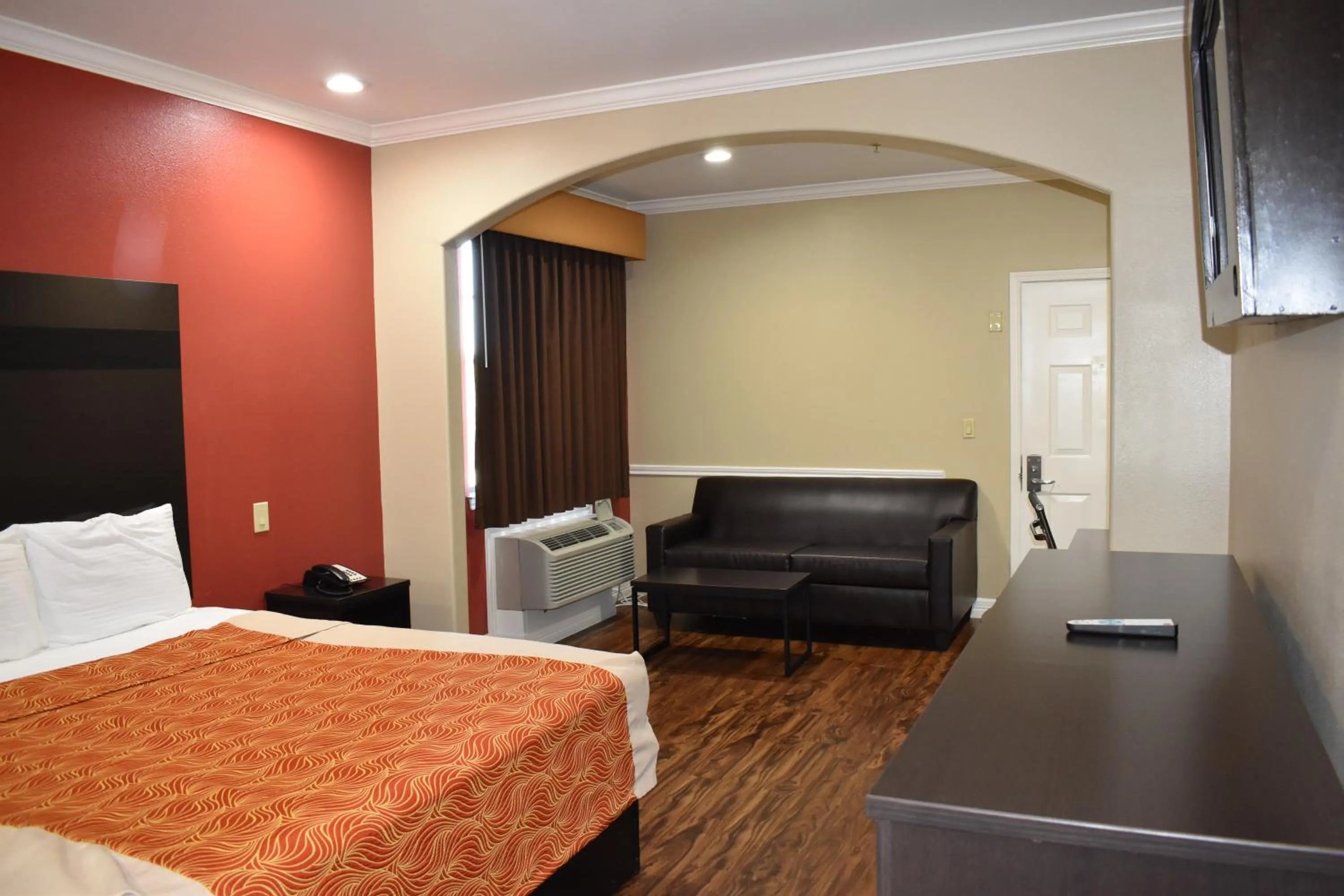 room service, Bed in Platinum Inn Katy