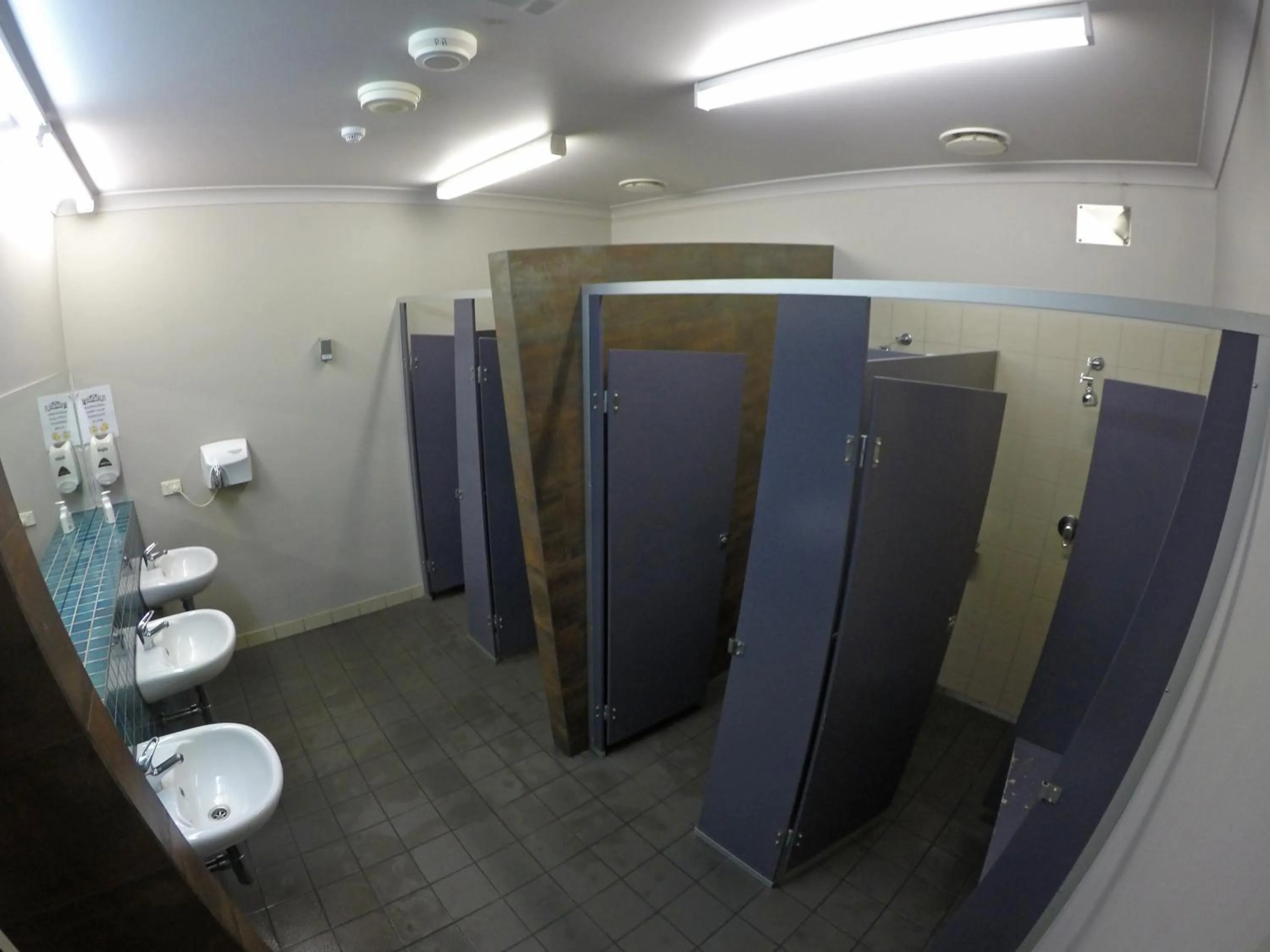 Bathroom in Global Backpackers Port Douglas