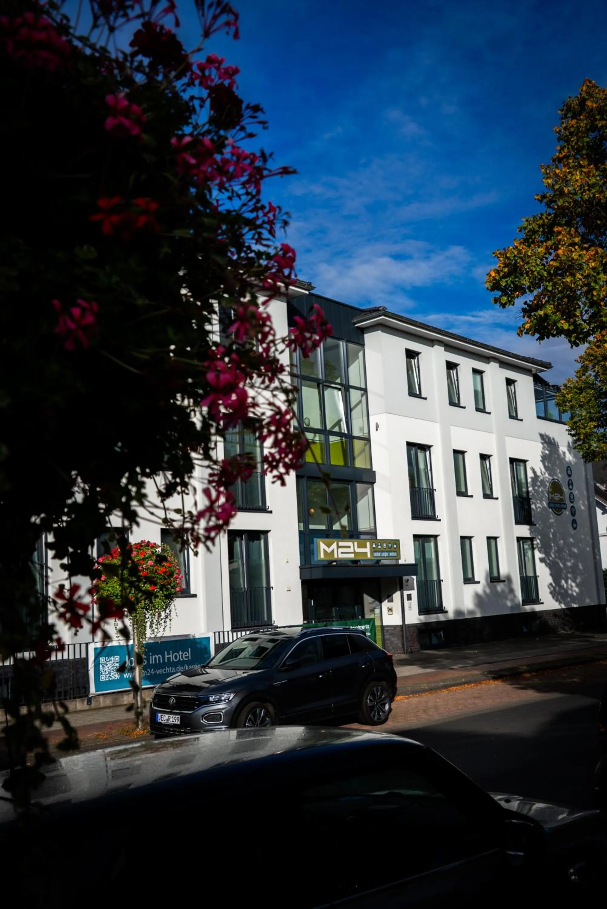 Property building in Hotel M24 - Alle Zimmer mit Küchenzeile