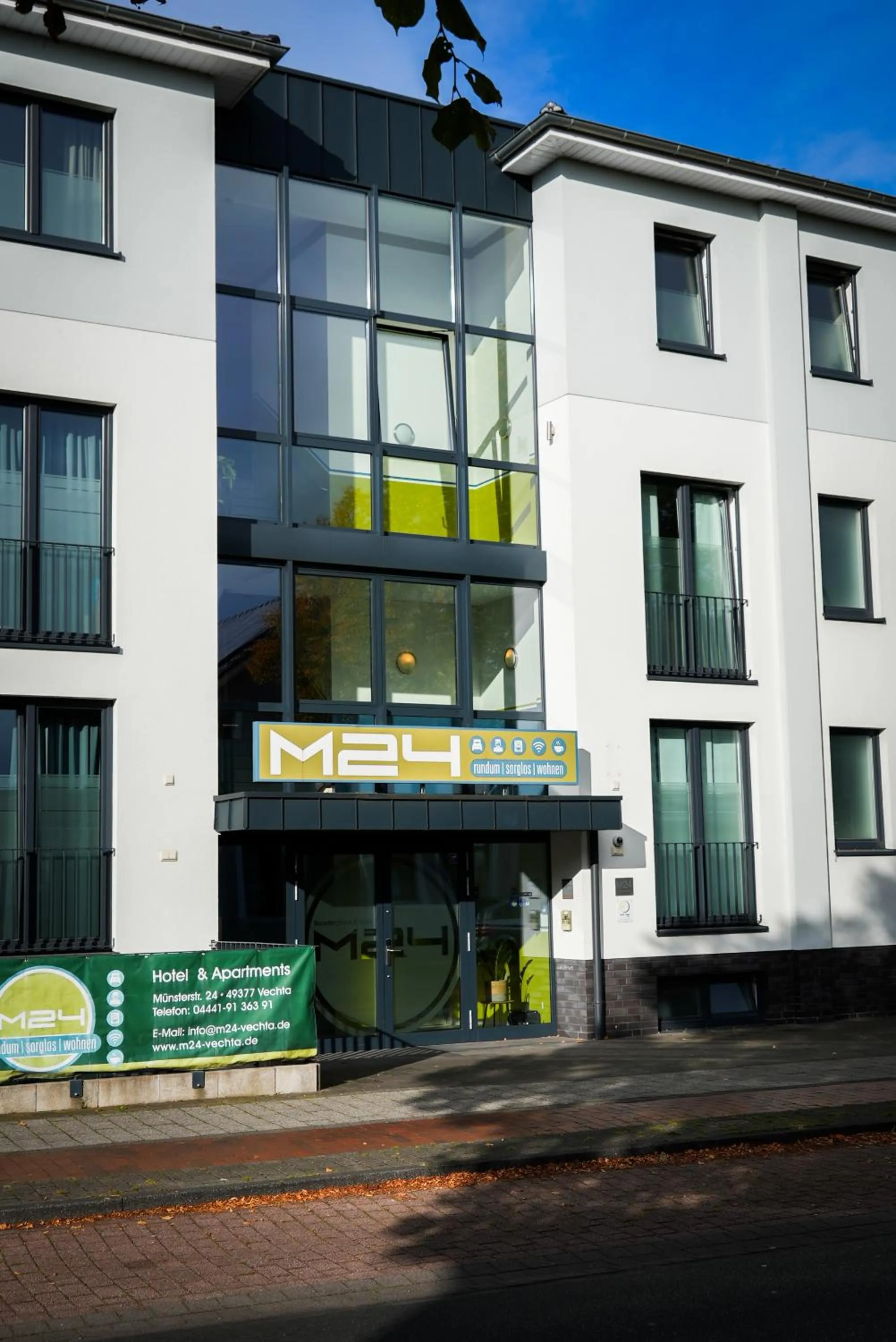 Property building in Hotel M24 - Alle Zimmer mit Küchenzeile