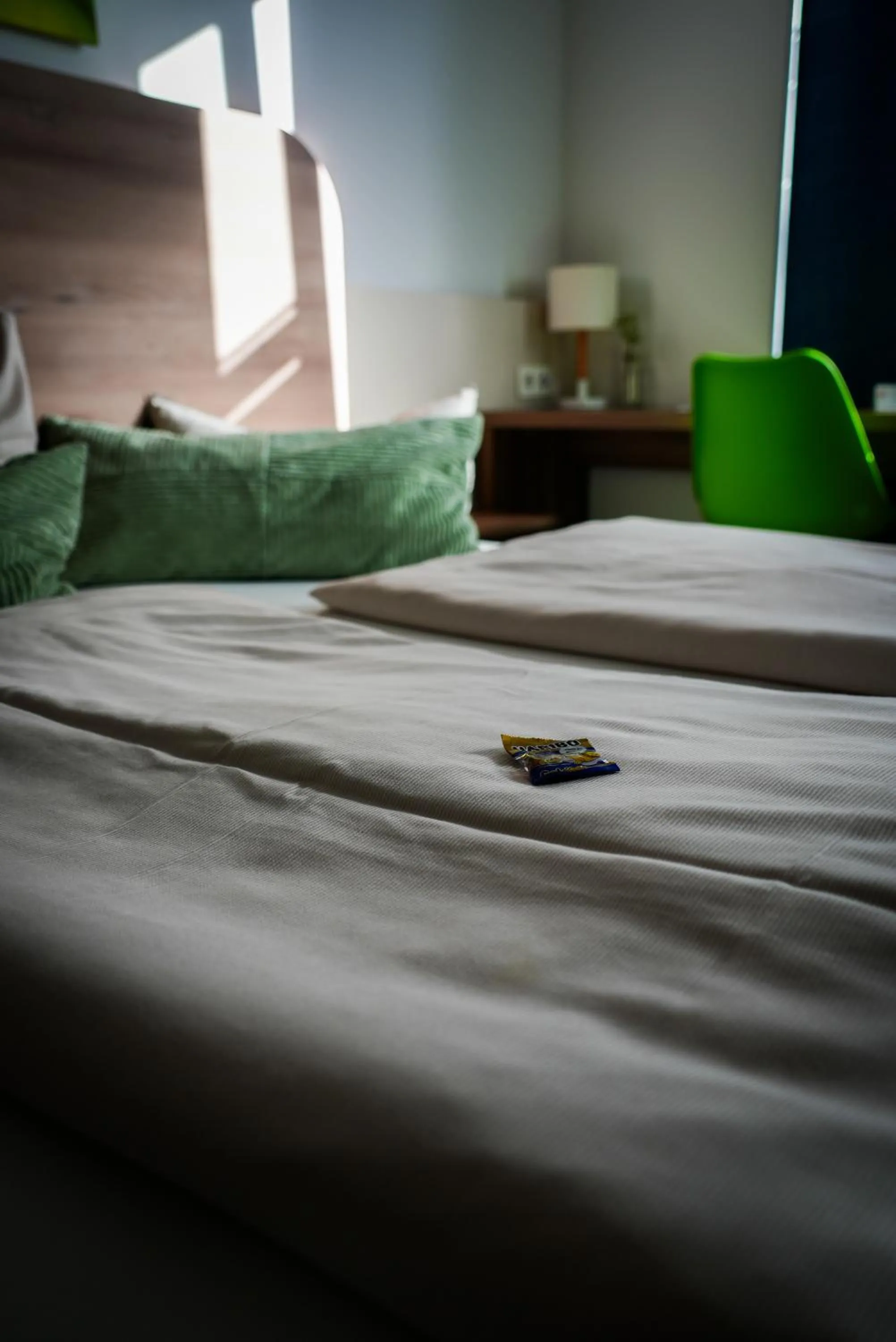 Photo of the whole room, Bed in Hotel M24 - Alle Zimmer mit Küchenzeile