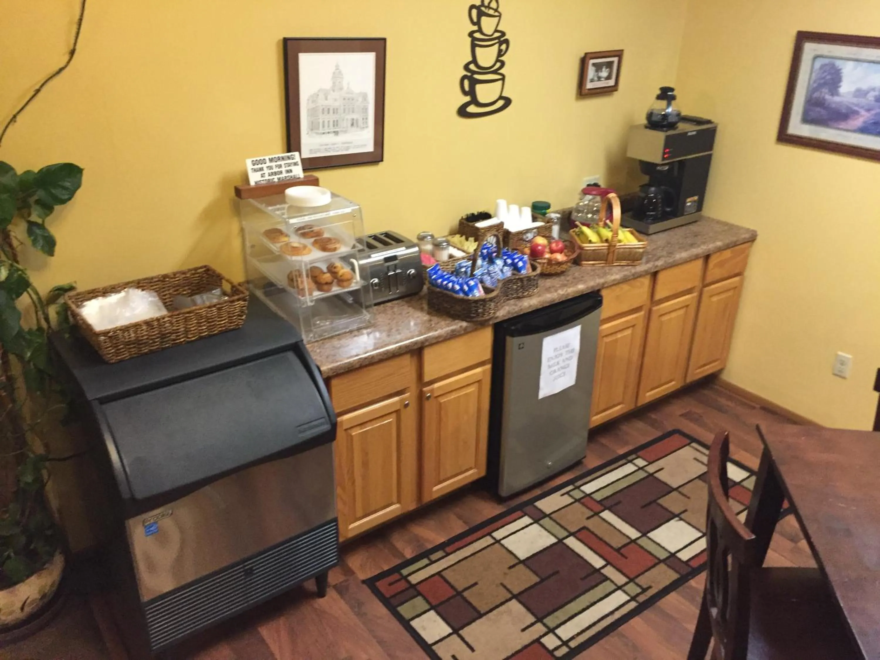 Continental breakfast in Arbor Inn of Historic Marshall