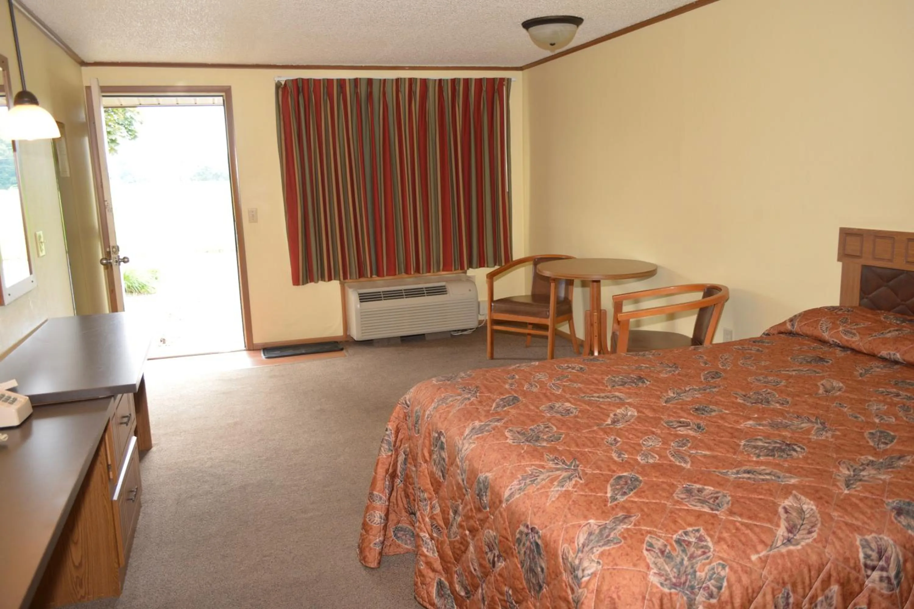 Bedroom, Bed in Arbor Inn of Historic Marshall