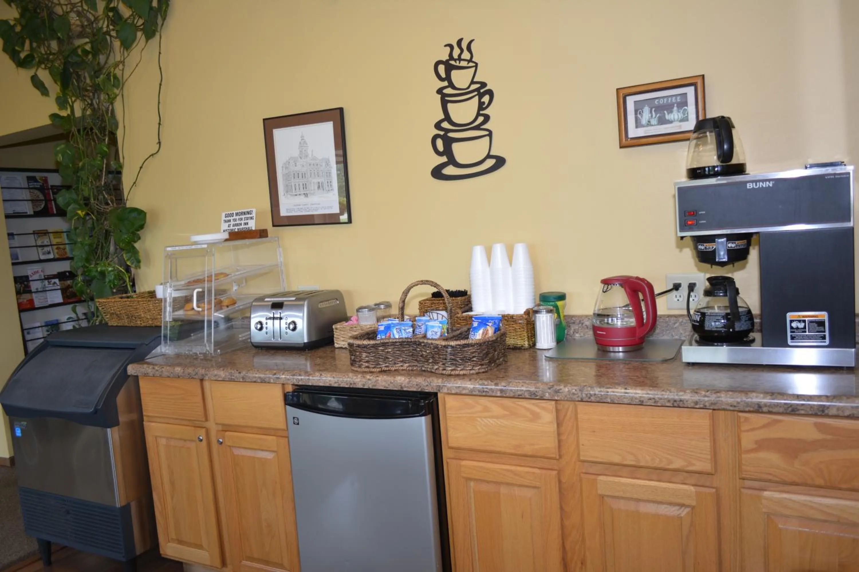 Coffee/tea facilities in Arbor Inn of Historic Marshall