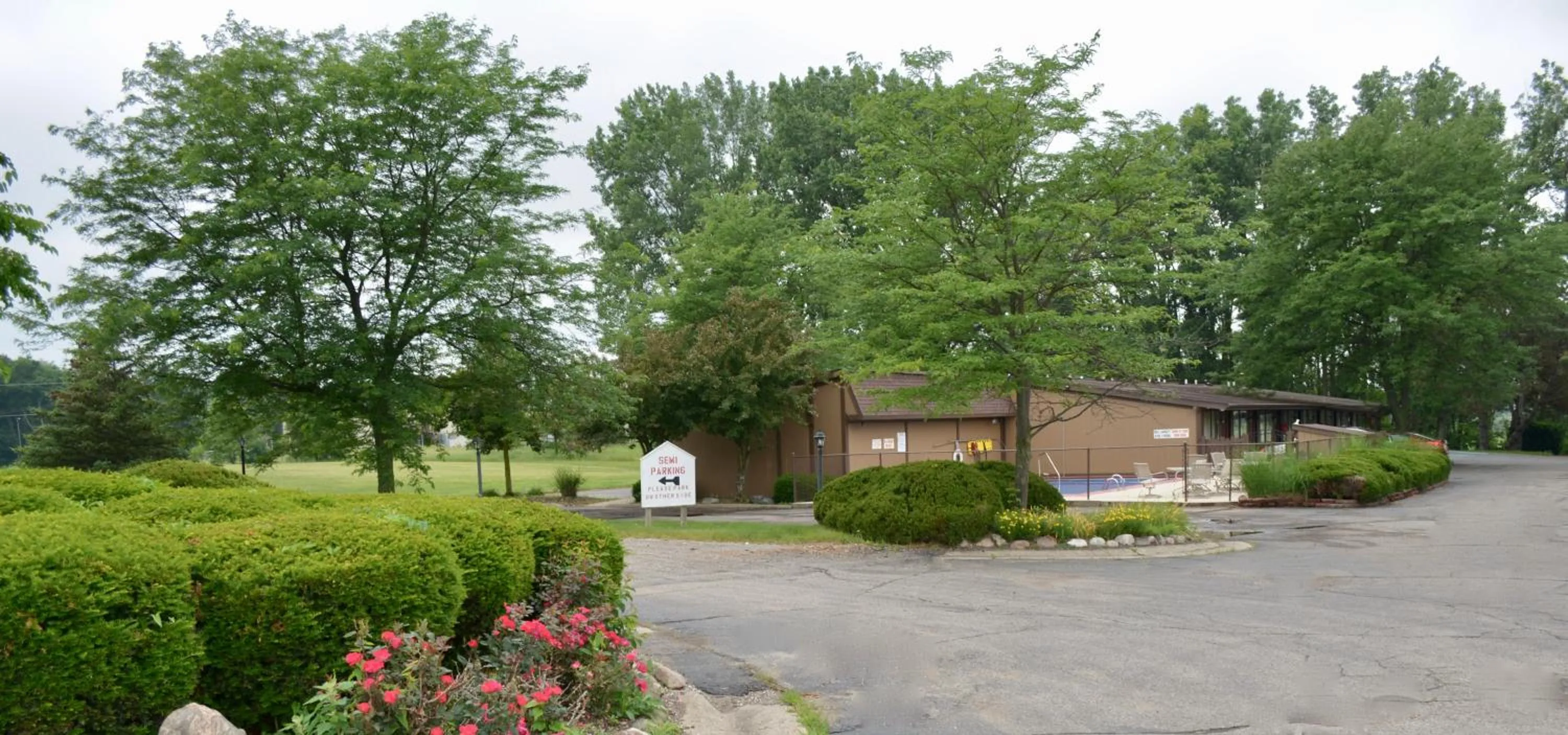 Swimming pool in Arbor Inn of Historic Marshall